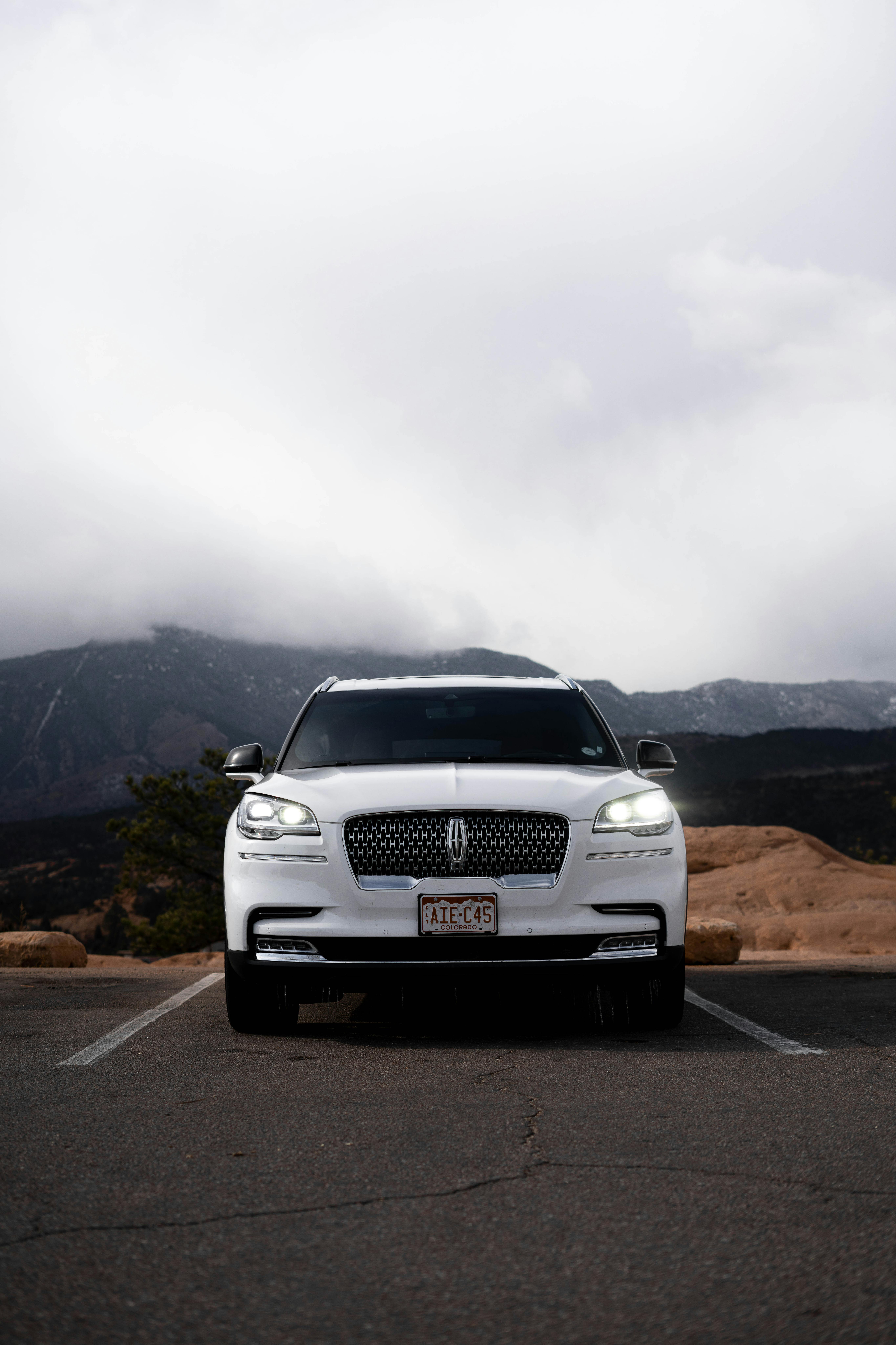 5461x8192 White Lincoln Aviator · Free