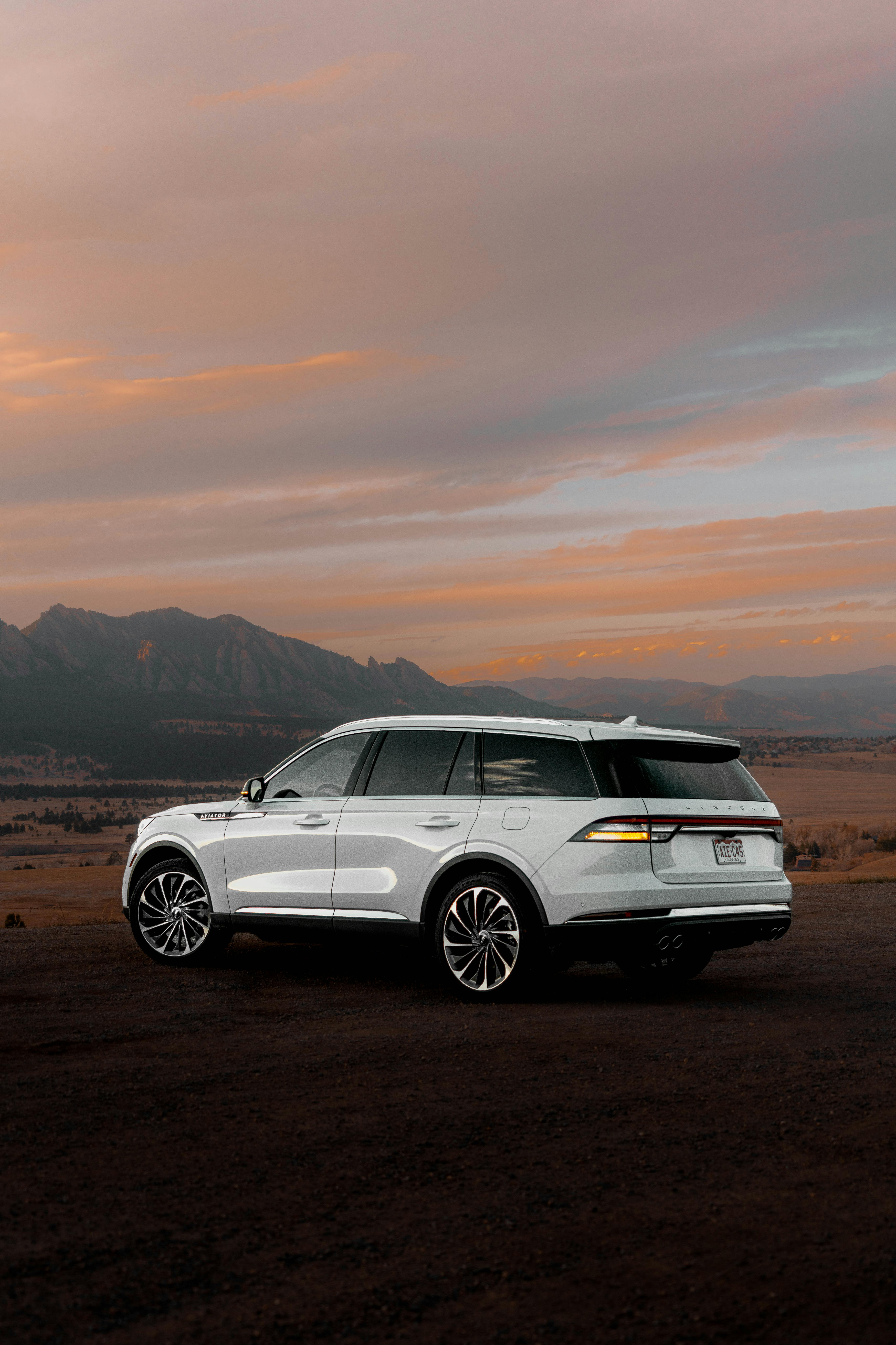 5461x8192 White Lincoln Aviator · Free