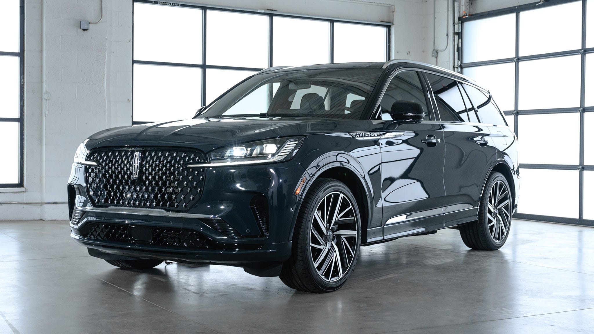 2048x1152 Lincoln Aviator First Look: With This Luxury SUV, Less Is More