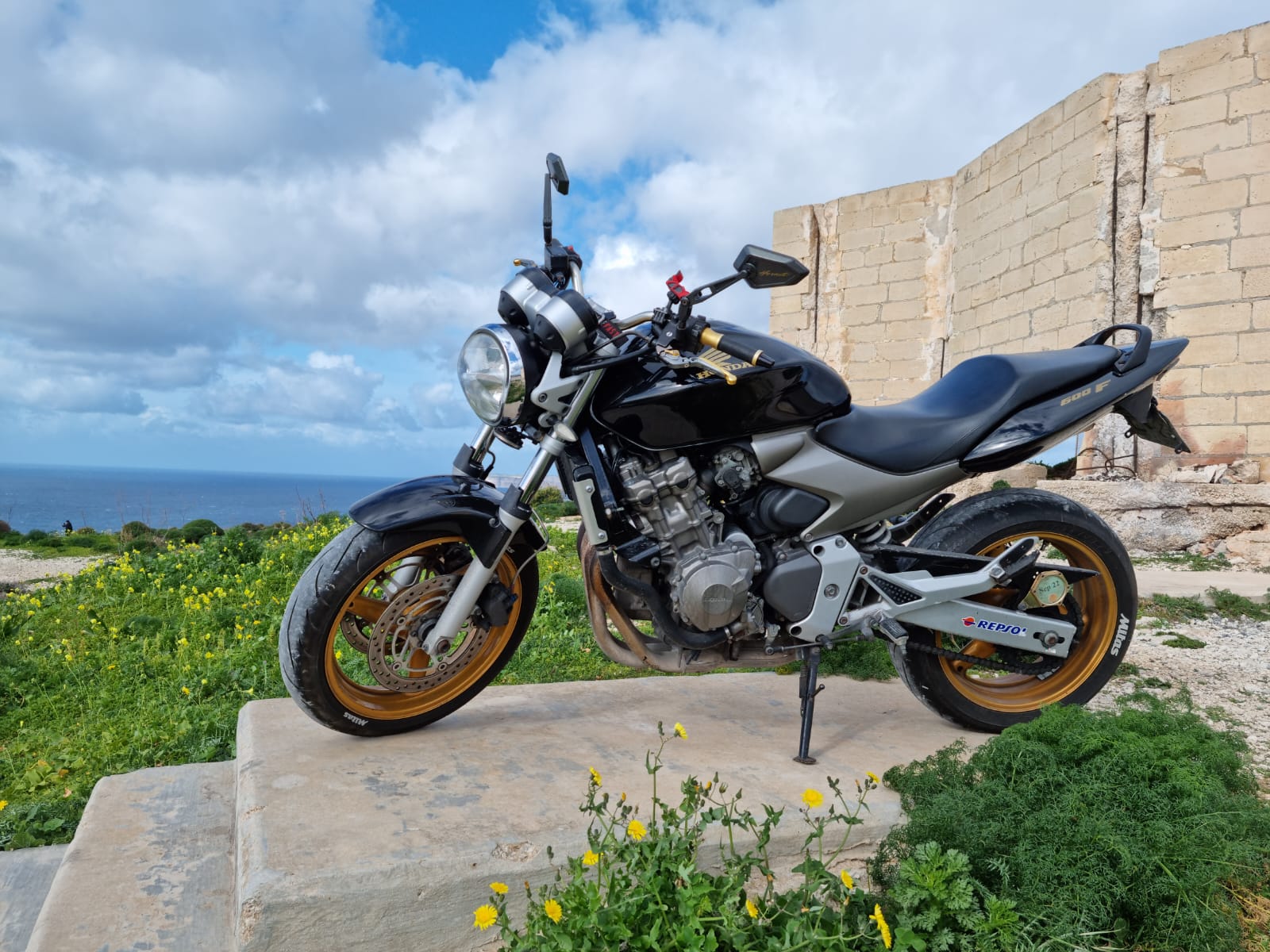 1600x1200 Honda Hornet 600cc really fun and good looking bike