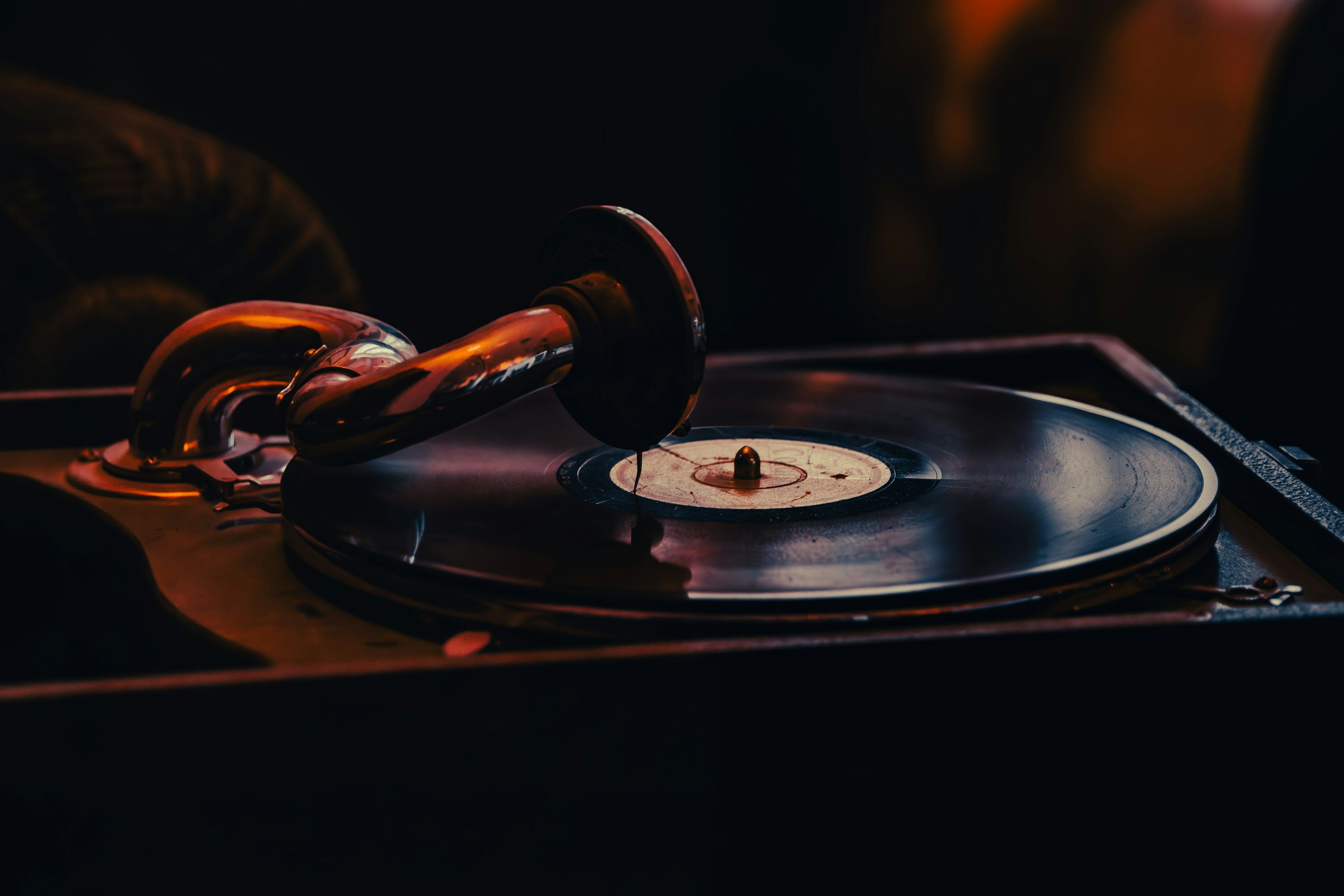 3000x2000 A record player is holding a record in his hand photo