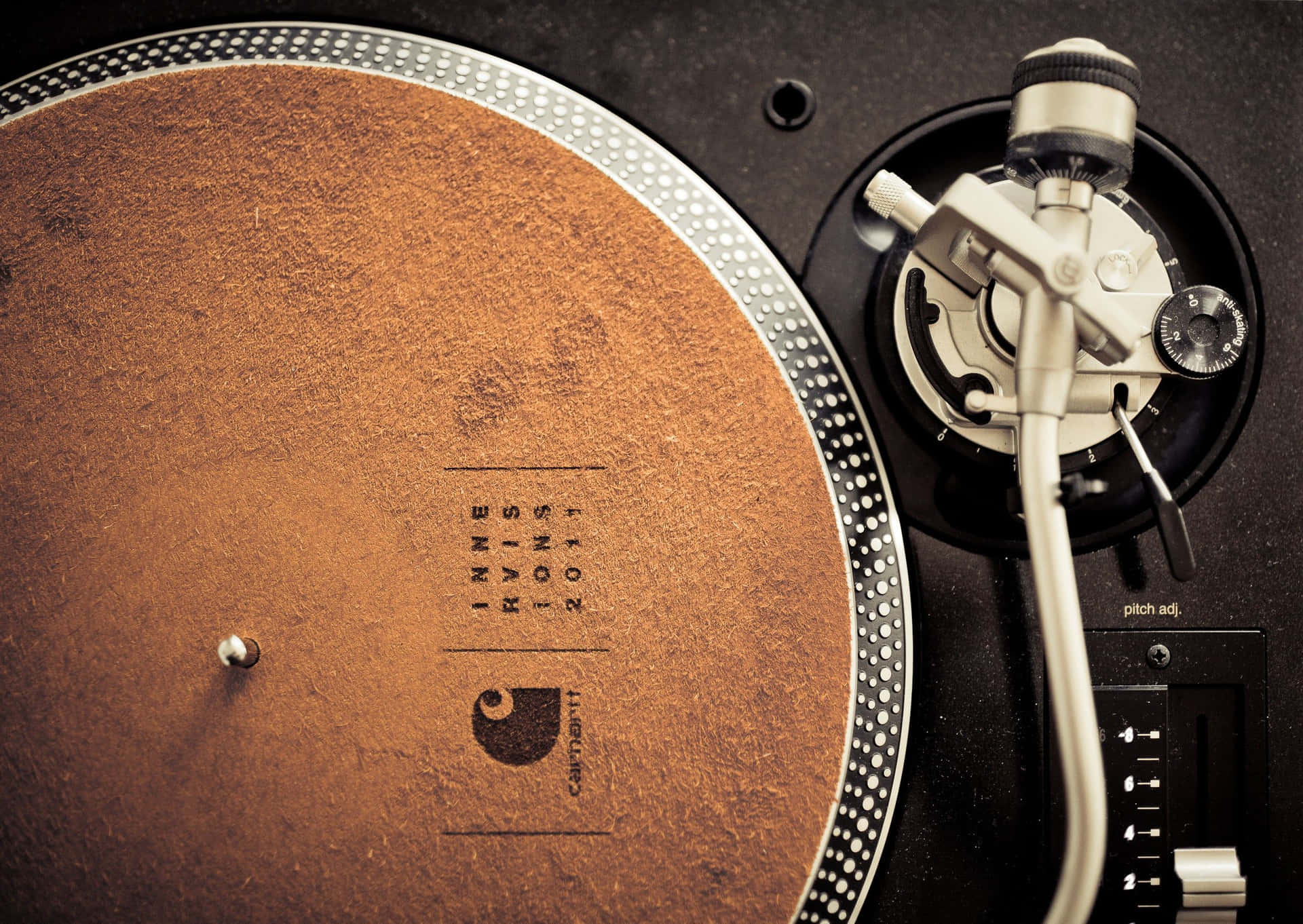 1920x1362 Download Playing Music With A Vinyl Record Wallpaper