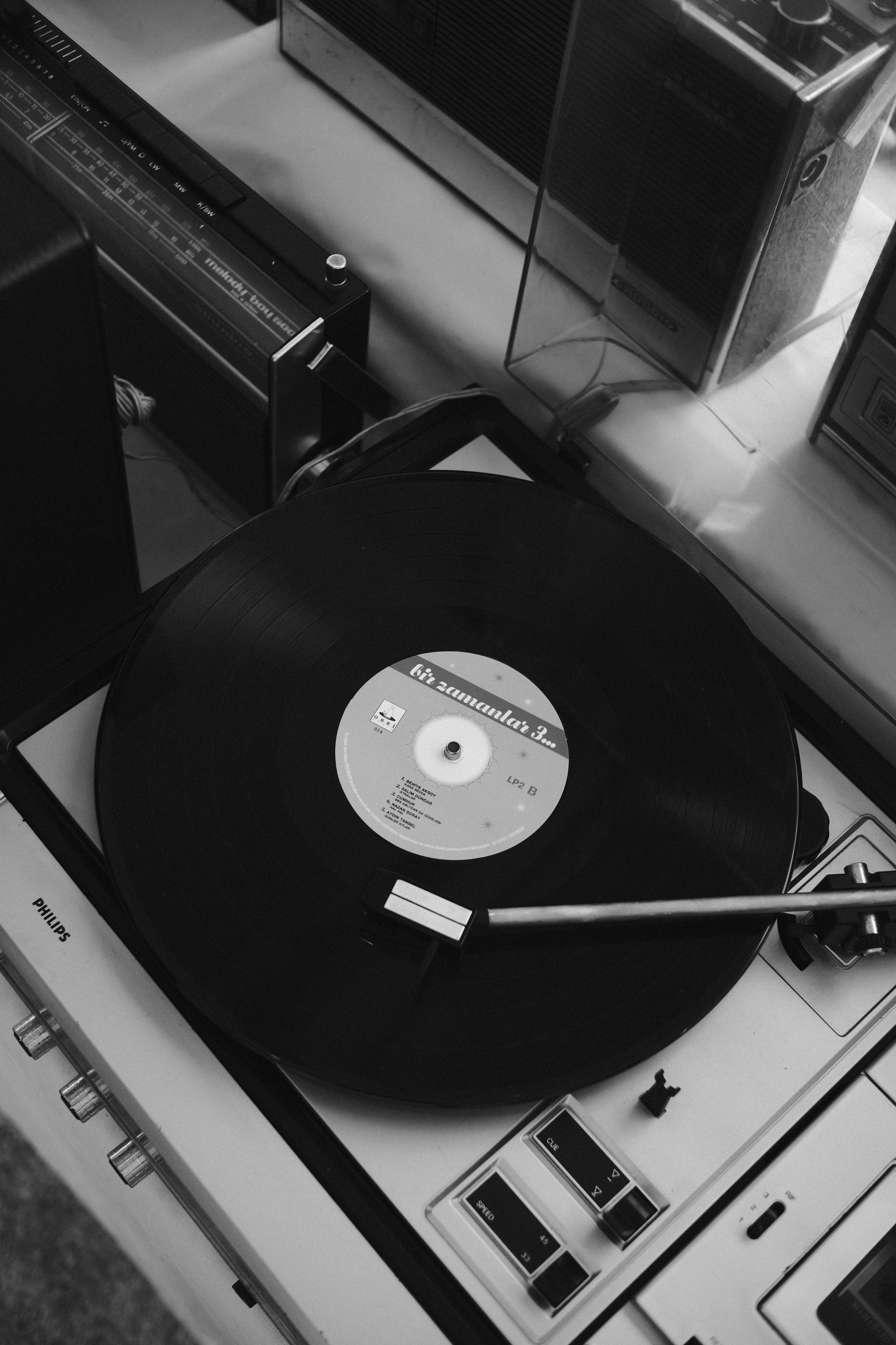 4160x6240 Vintage Vinyl Record on Classic Turntable · Free