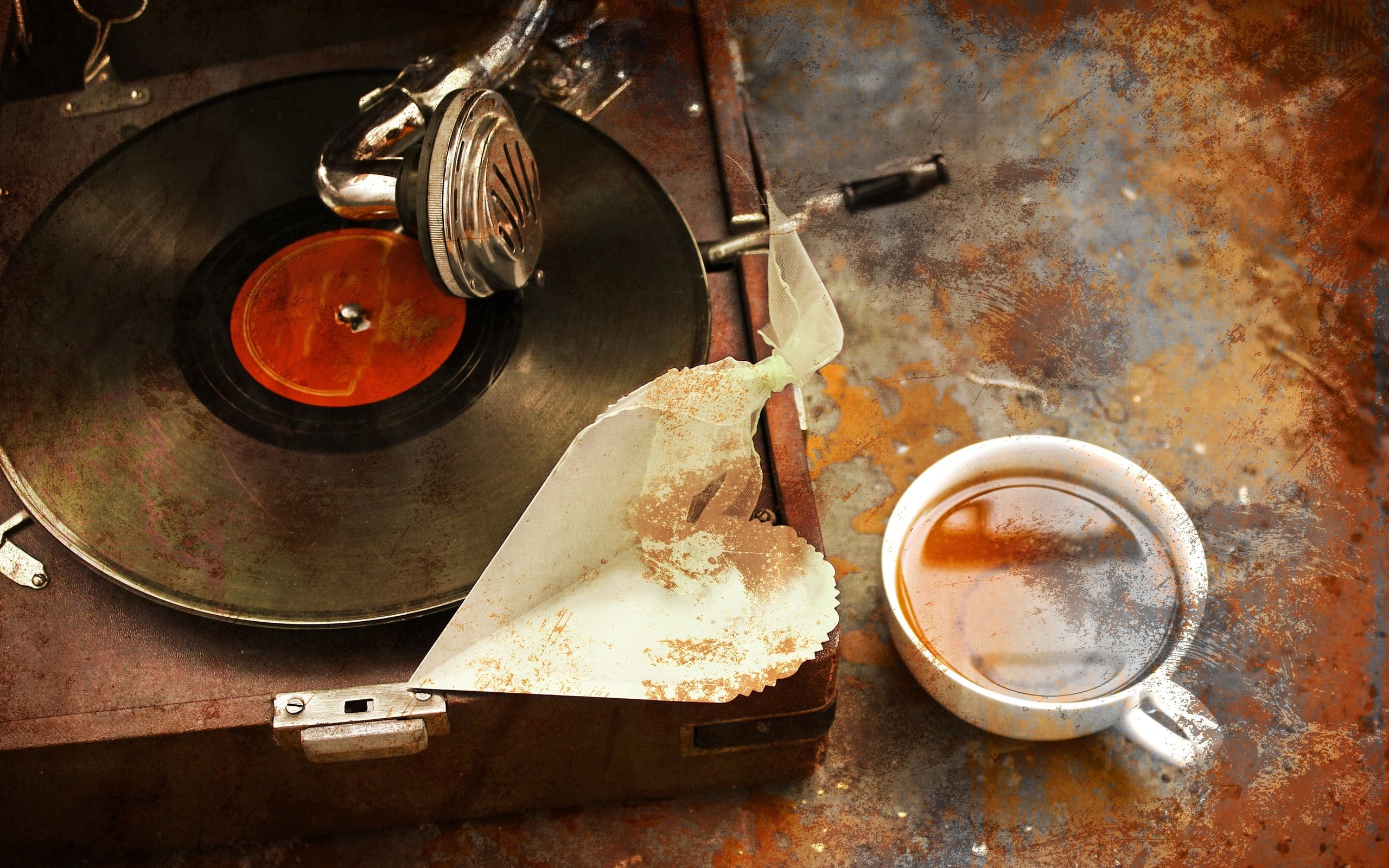 2560x1600 Vintage Vibes: A Cozy HD Wallpaper of Records and Coffeex1600