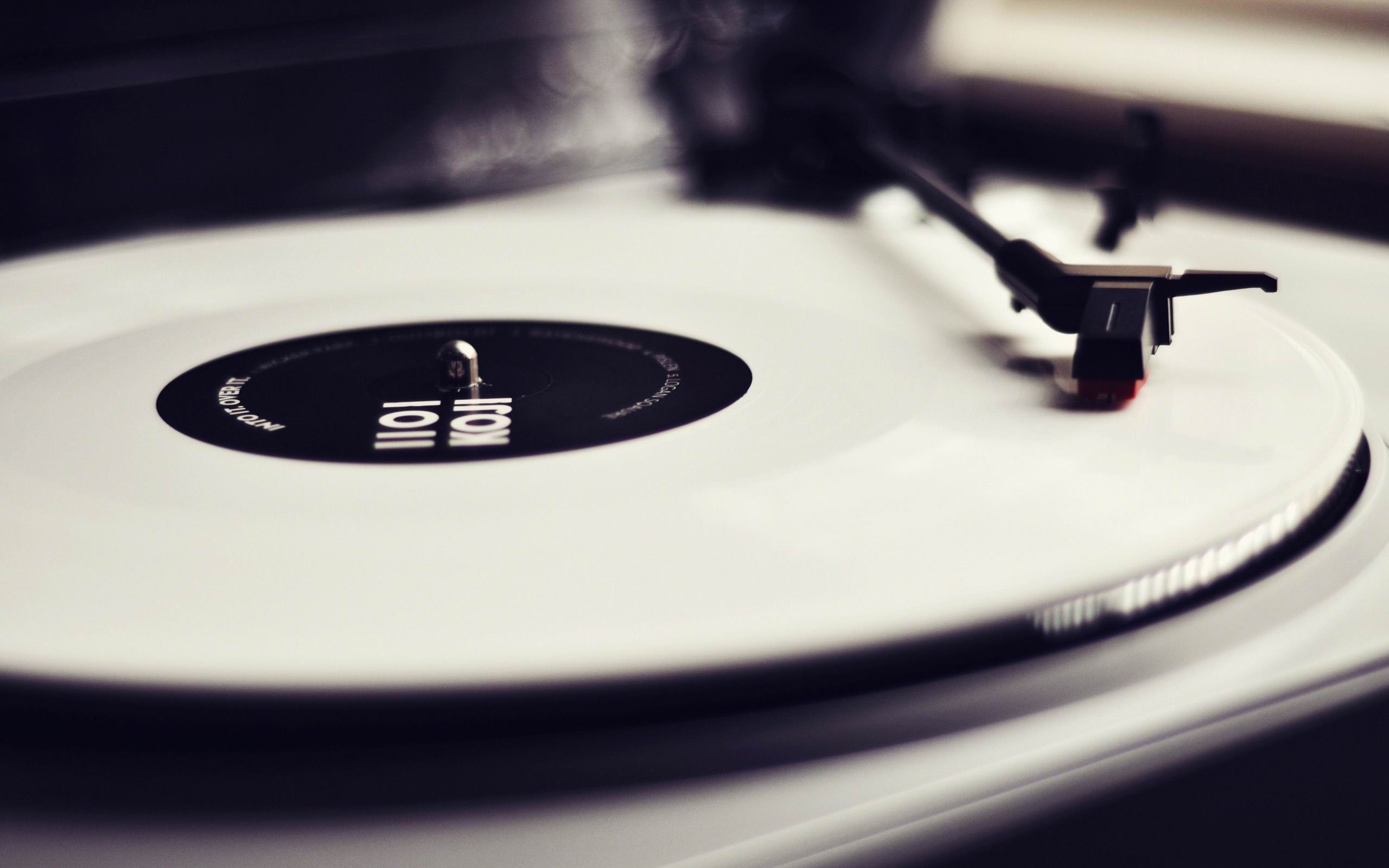 2560x1600 Vinyl Record Player Vintage Style Wallpaper