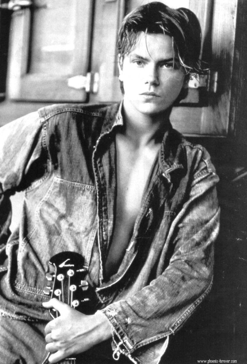 817x1200 River Phoenix wallpaper