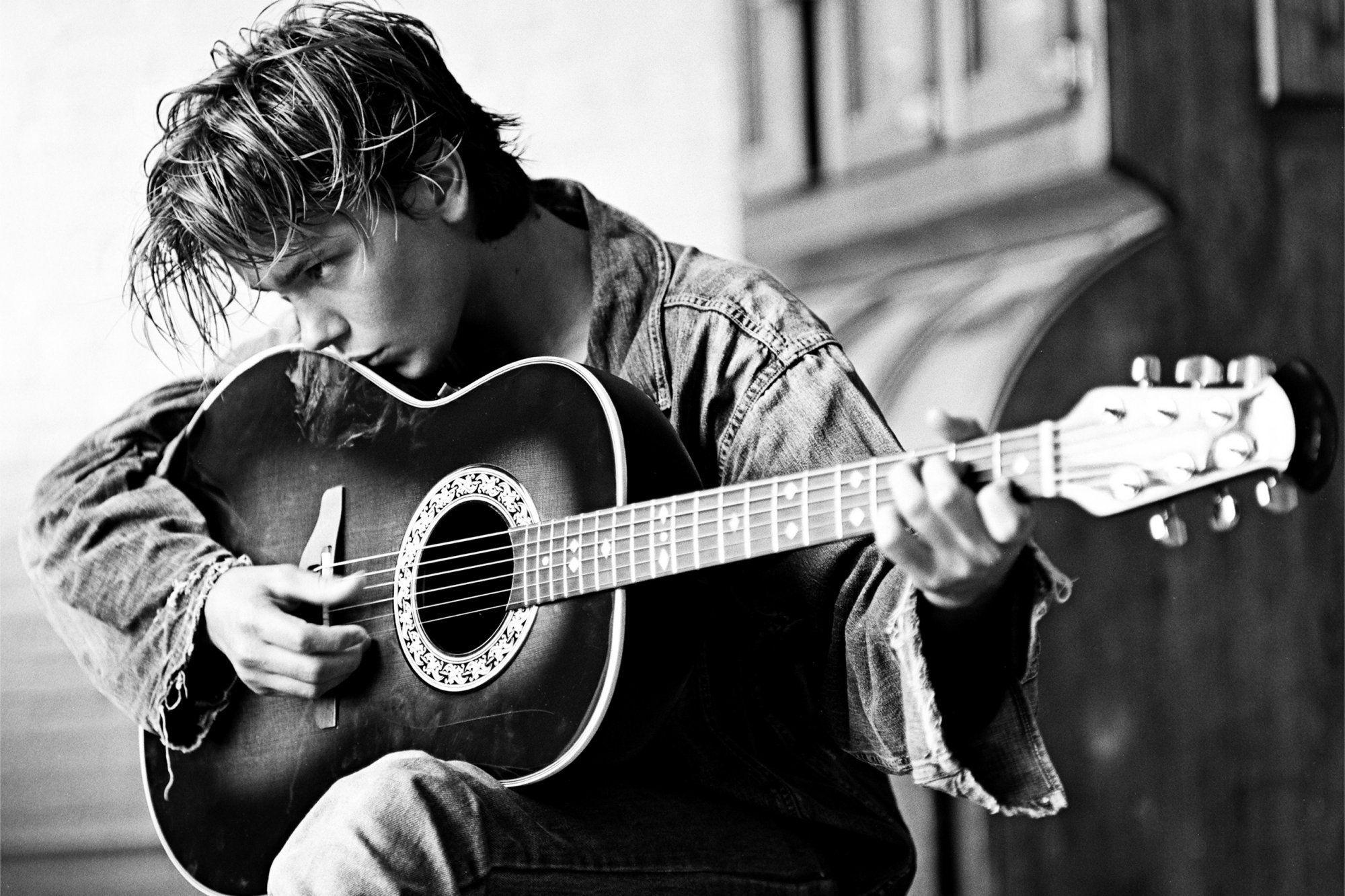 2000x1333 River Phoenix Wallpaper HD