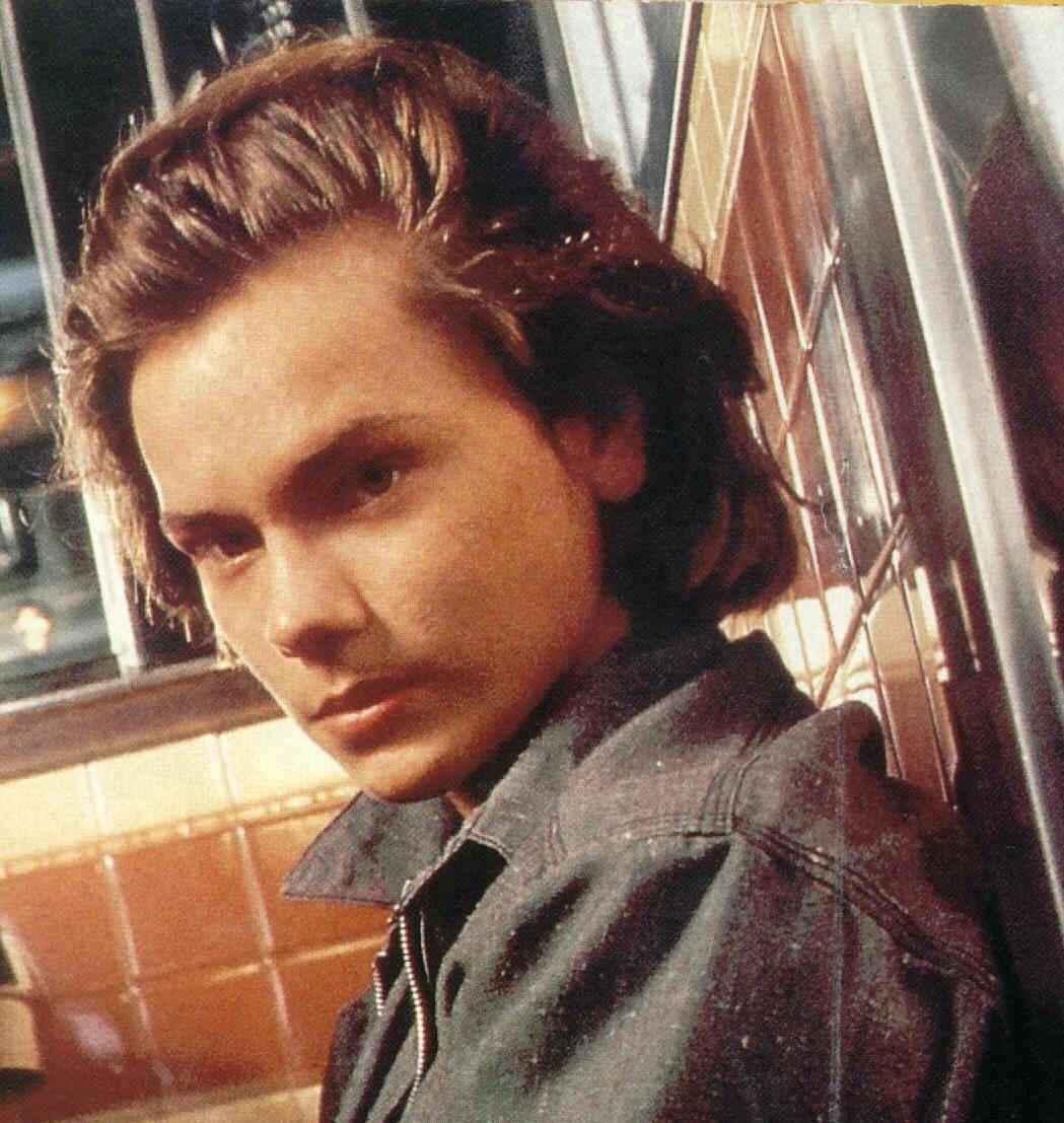 1049x1107 River Phoenix wallpaper