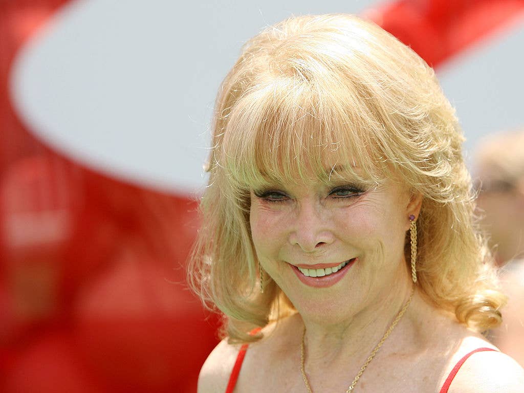 1024x768 Barbara Eden, Charms Fans With Sweet Throwback