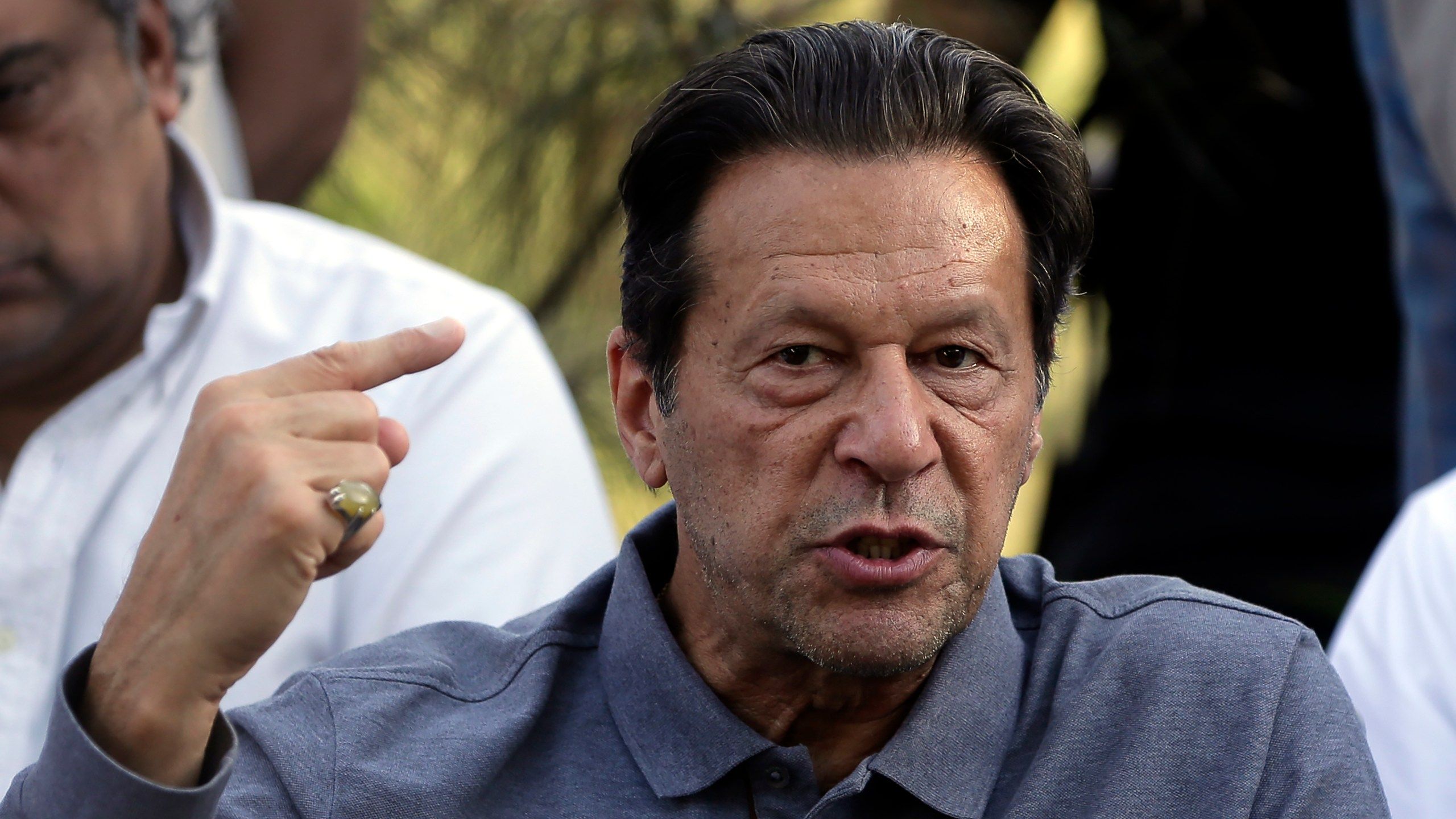 2560x1440 Official: Pakistan's Ex PM Imran Khan Wounded In Gun Attack