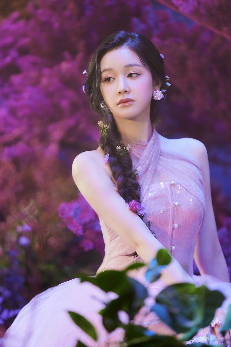 800x1199 Pharita in Behind The Scenes from Stuck In The Middle MV