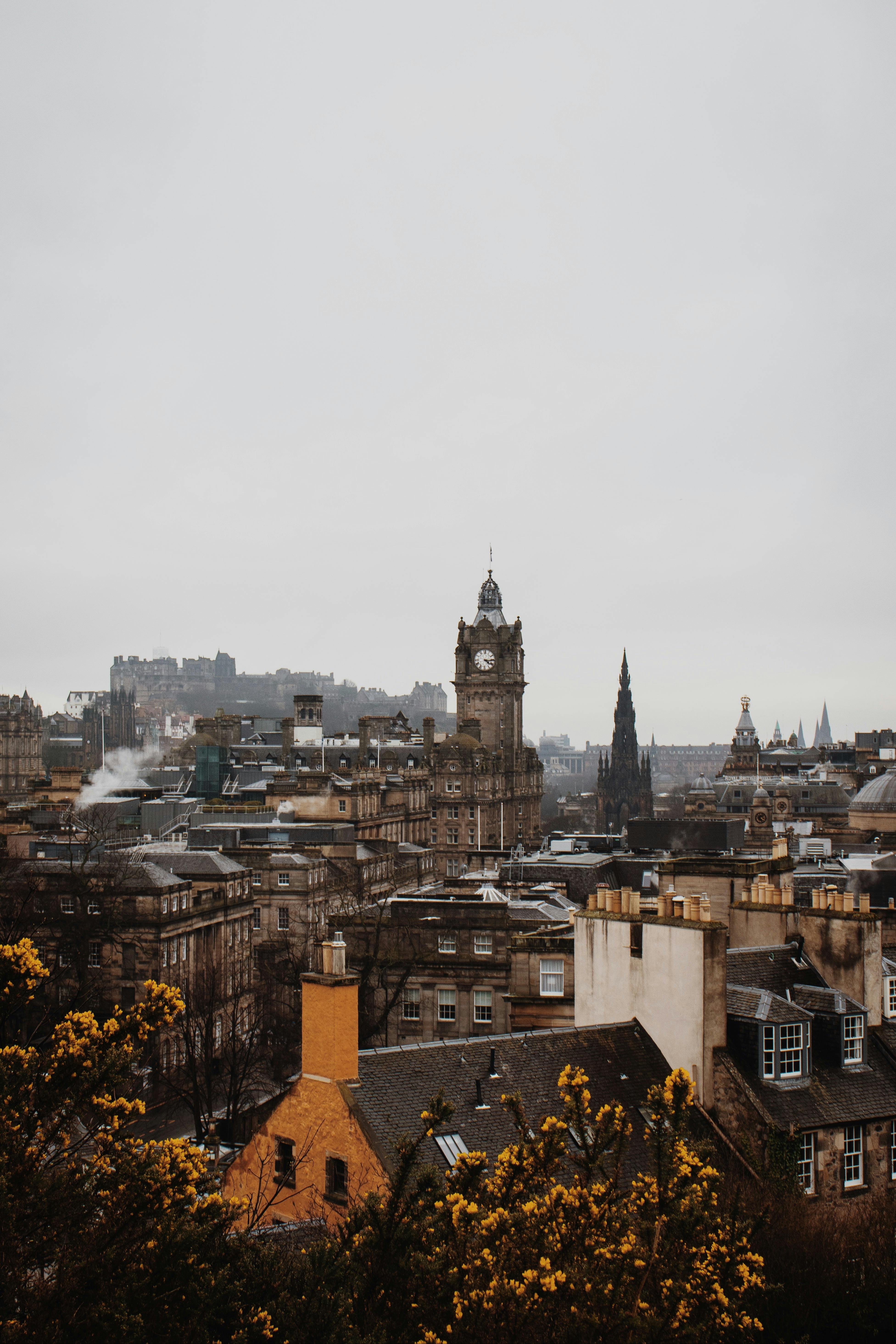 3905x5857 Center of Edinburgh in Autumn · Free