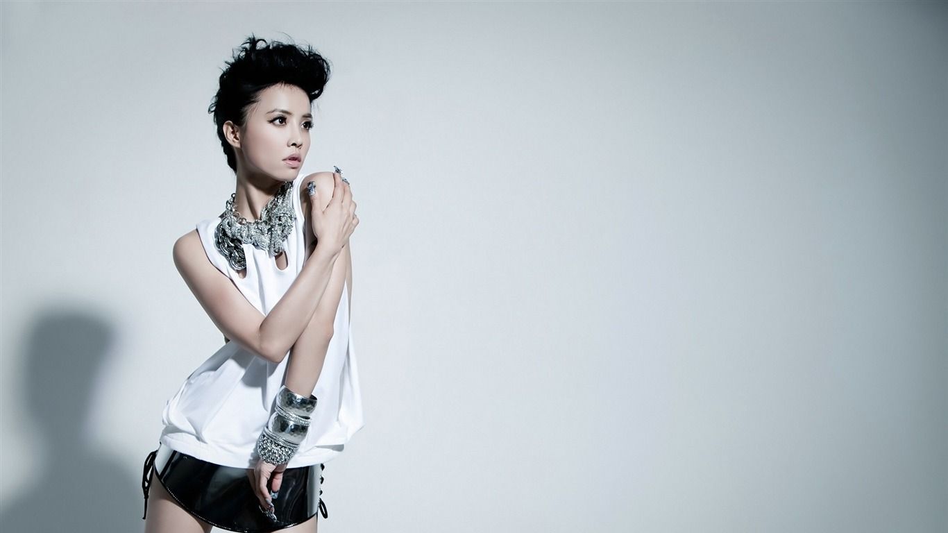 1366x768 Chinese pop singer Jolin Tsai wallpaper 05