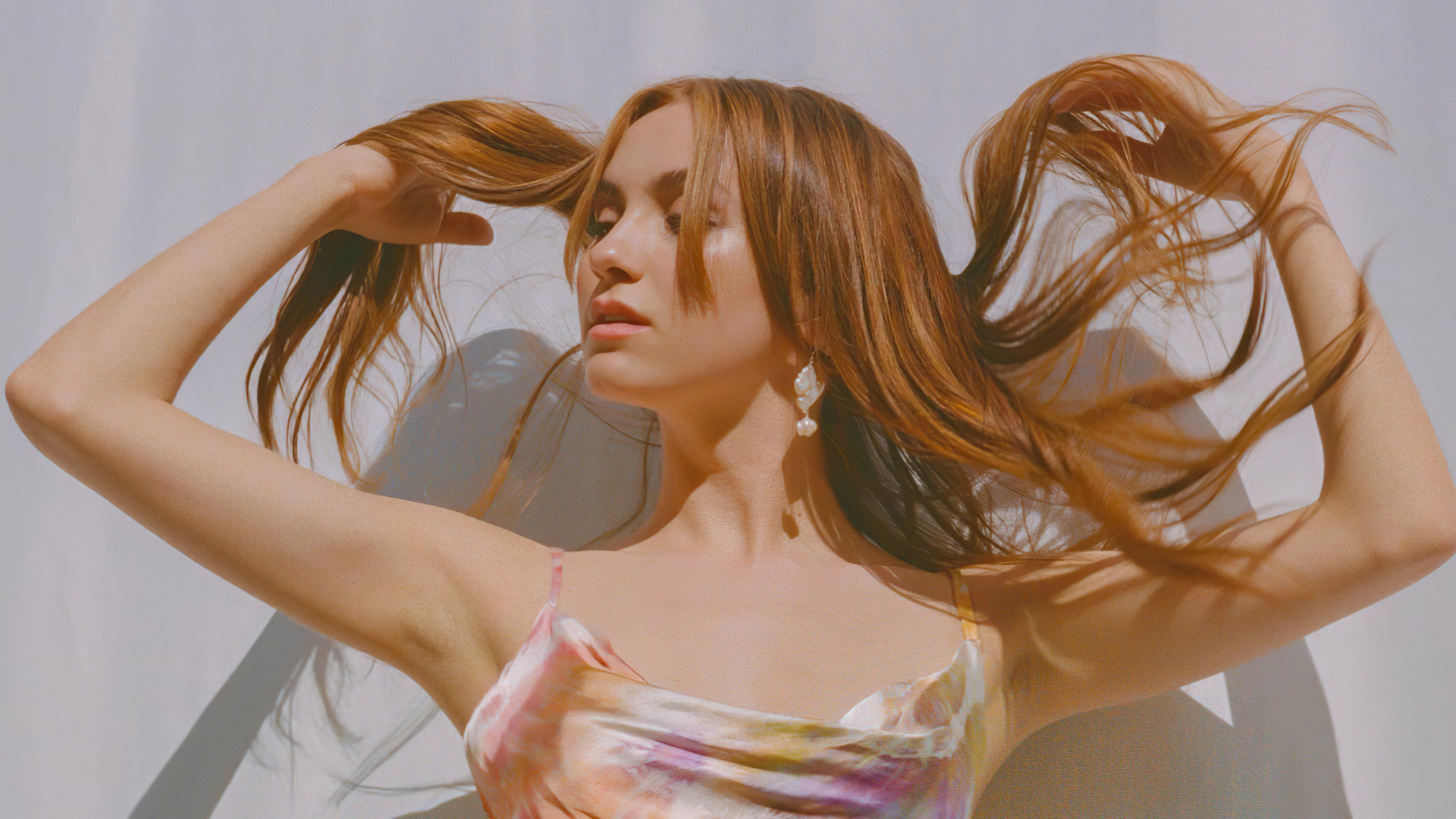 5120x2880 Maude Apatow Wallpaper