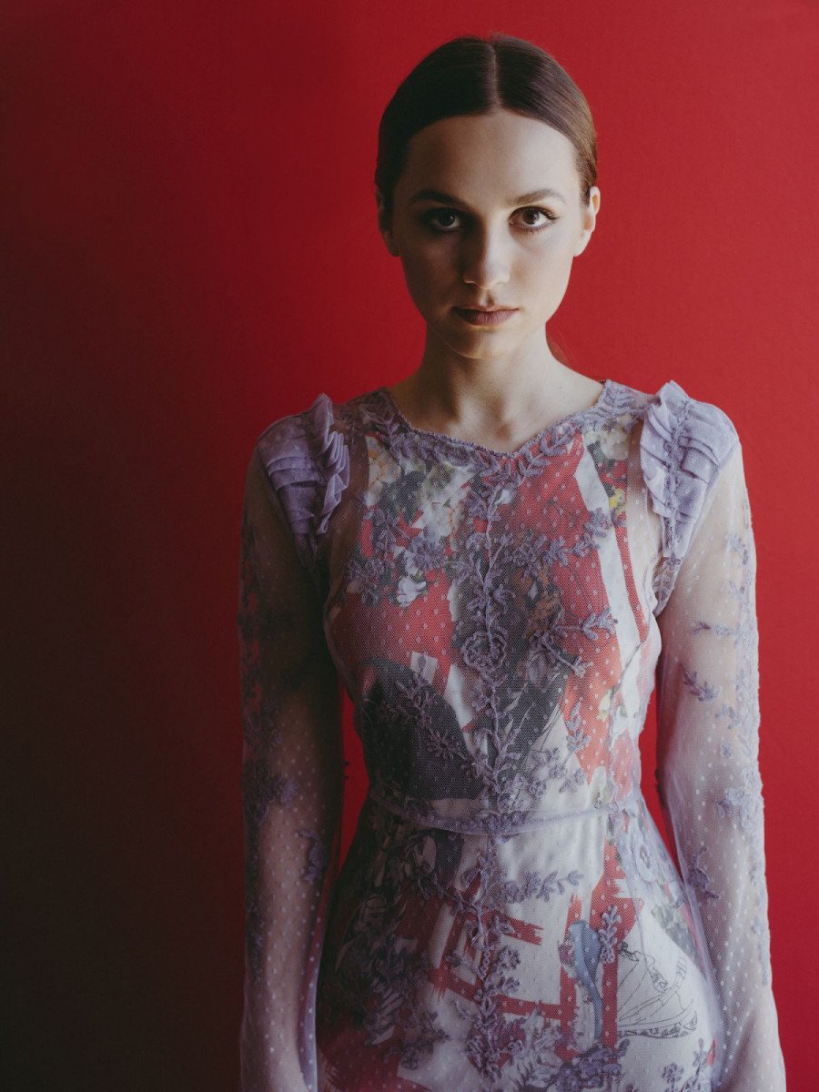 900x1200 Maude Apatow Wallpaper