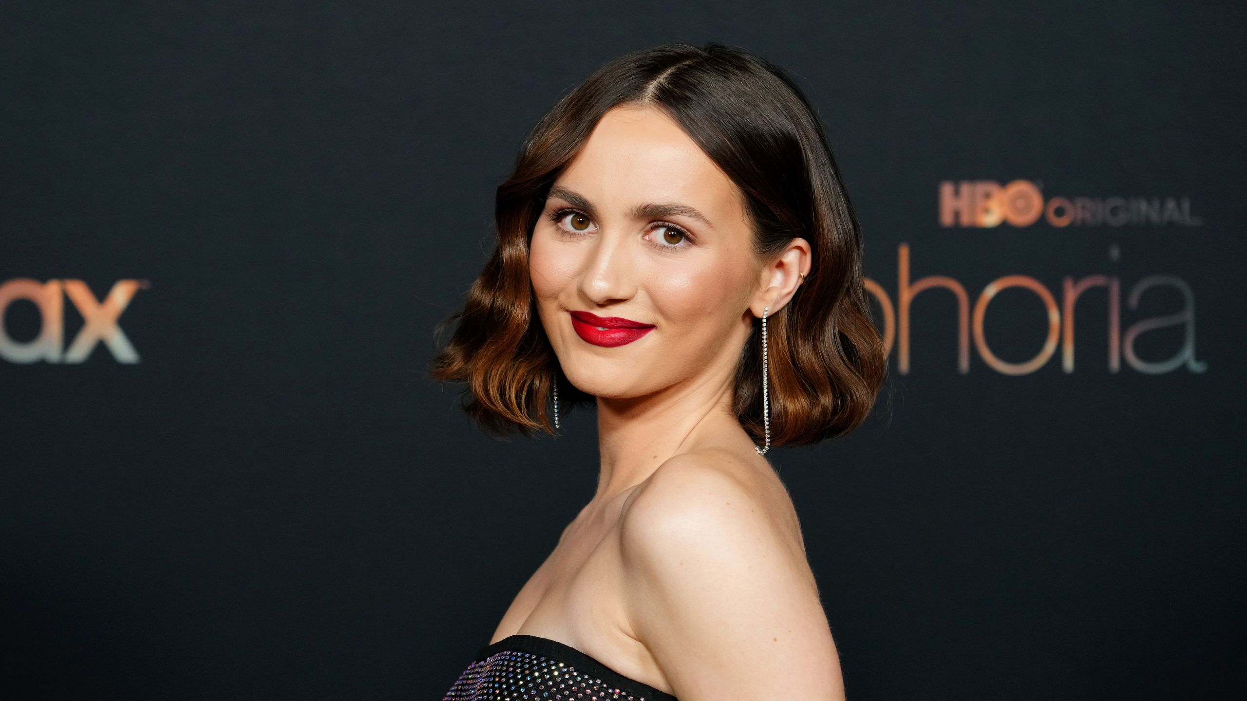 2560x1440 Watch “Euphoria” Star Maude Apatow Share Her Skin Care And Makeup Routines