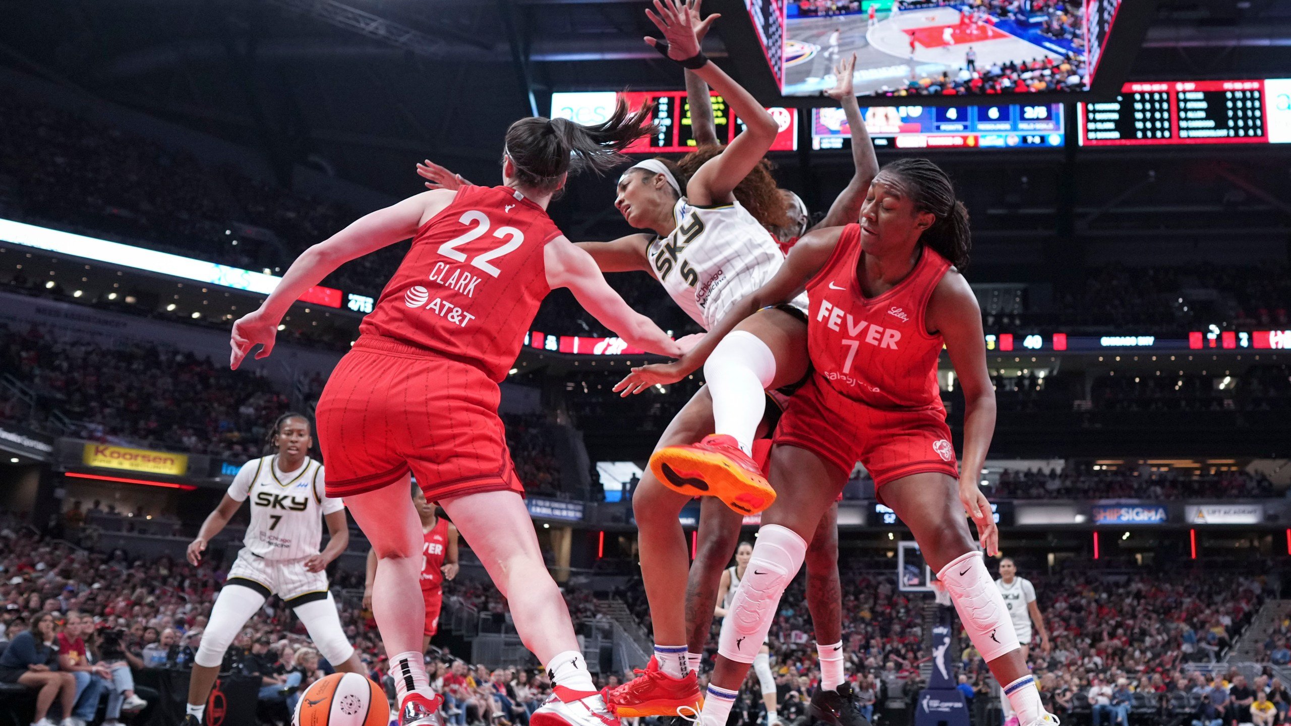 2560x1440 With record crowd watching, Sky get blown out by Fever in first WNBA game at United Center