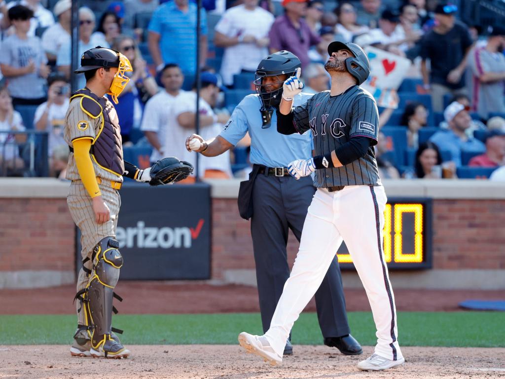 1024x768 J.D. Martinez leads suddenly hot Mets to fourth straight win