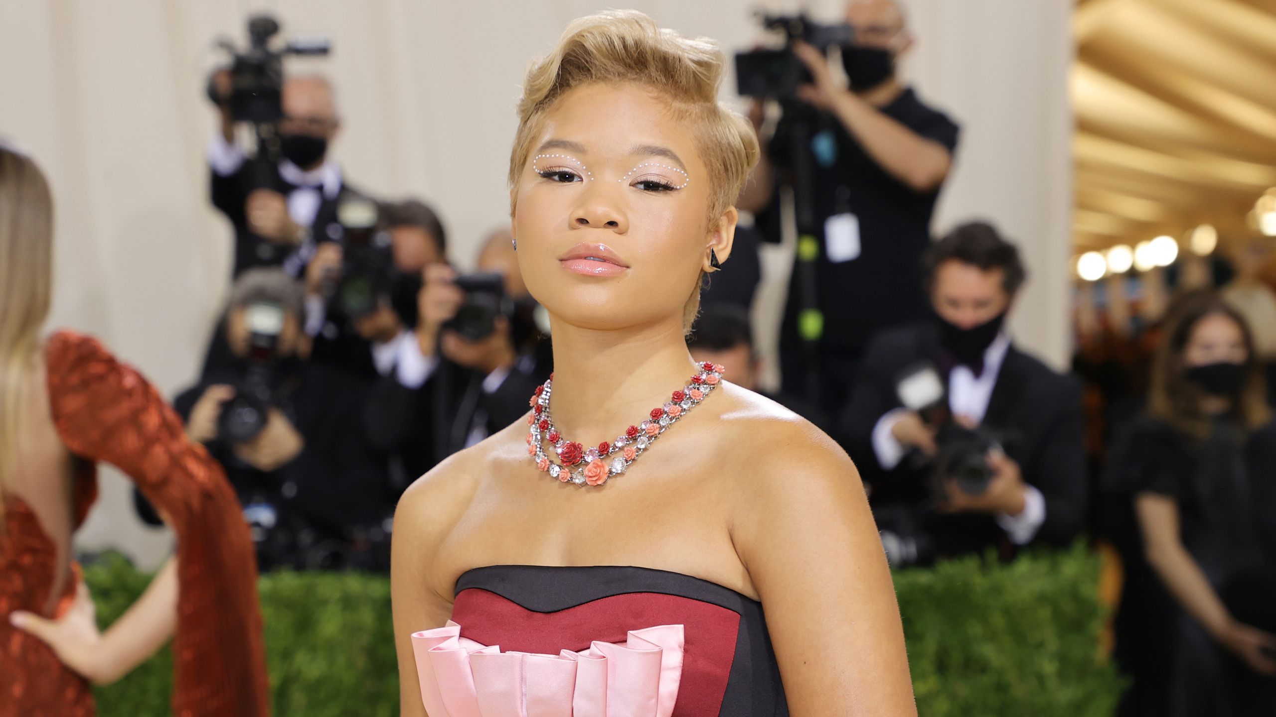 2560x1440 Storm Reid Debuted Long Blonde Hair