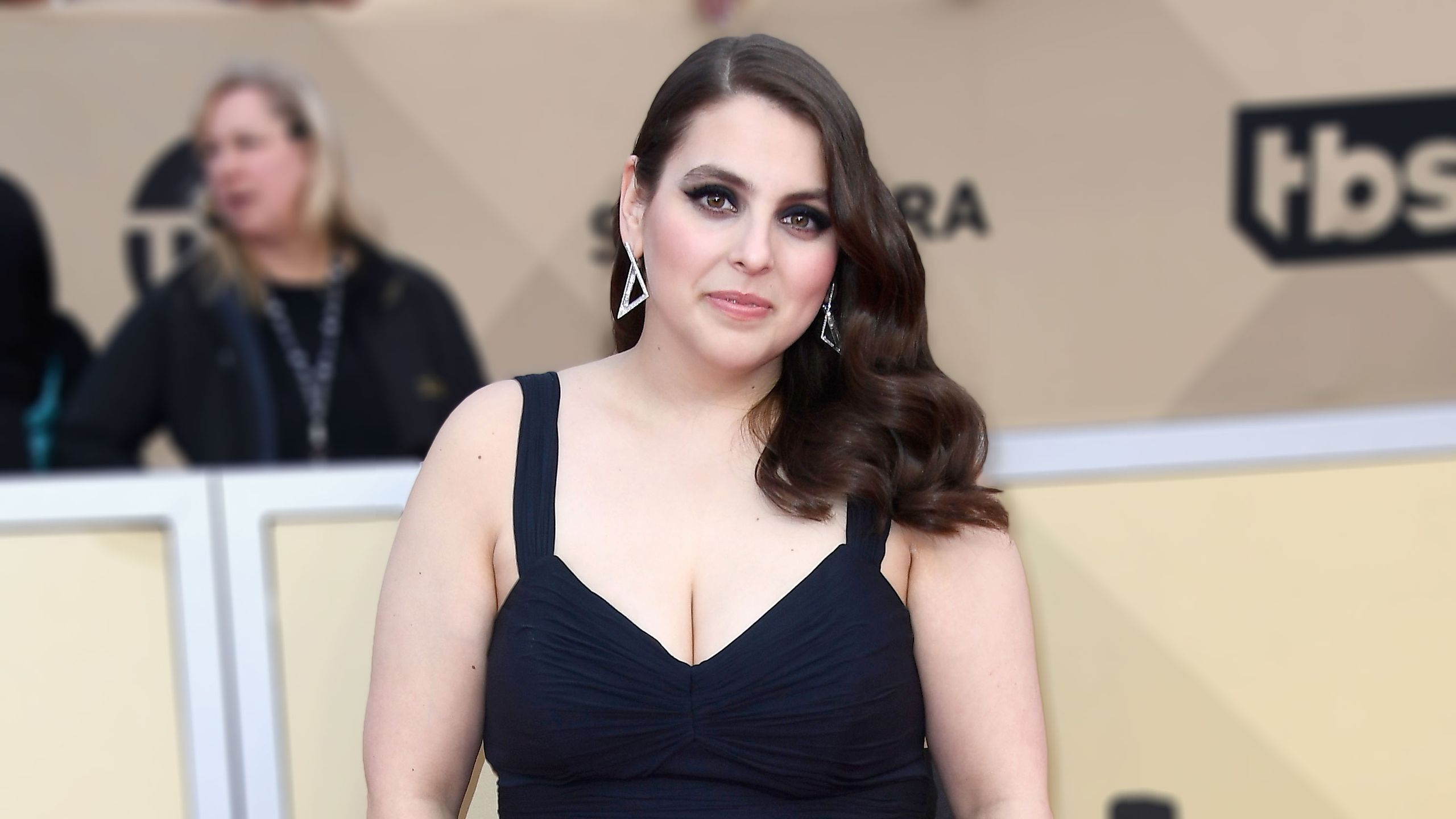 2560x1440 Beanie Feldstein Wore Her Prom Dress on the Screen Actors Guild 2018 Awards Red Carpet