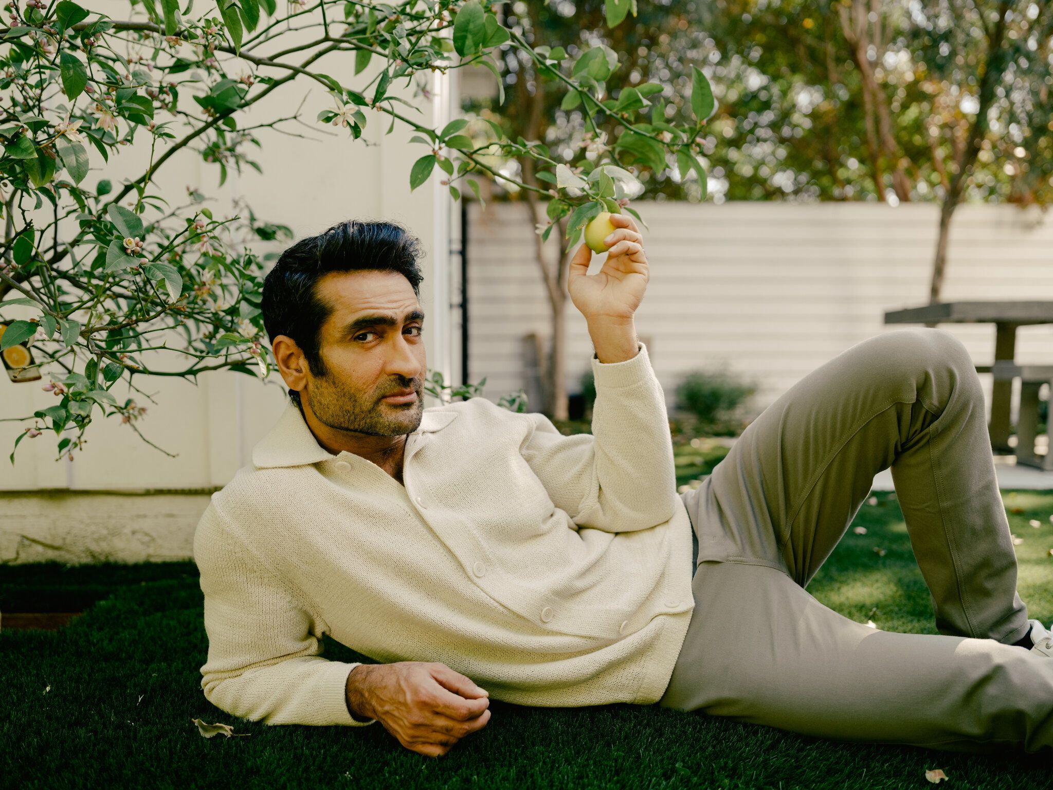 2048x1536 Kumail Nanjiani Didn't Know He Was Playing the Bad Guy