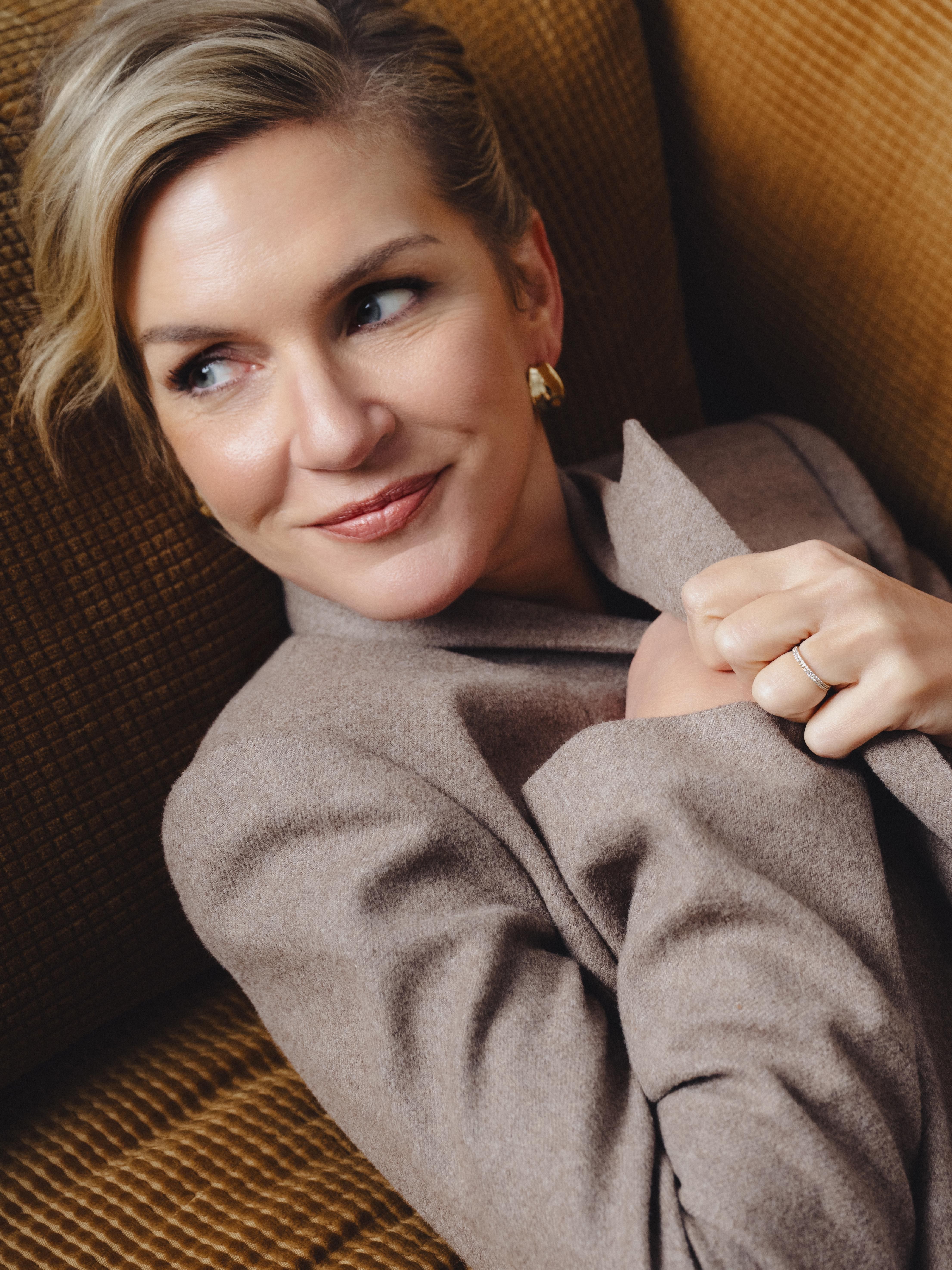 4422x5896 Rhea Seehorn [4422 x 5896]