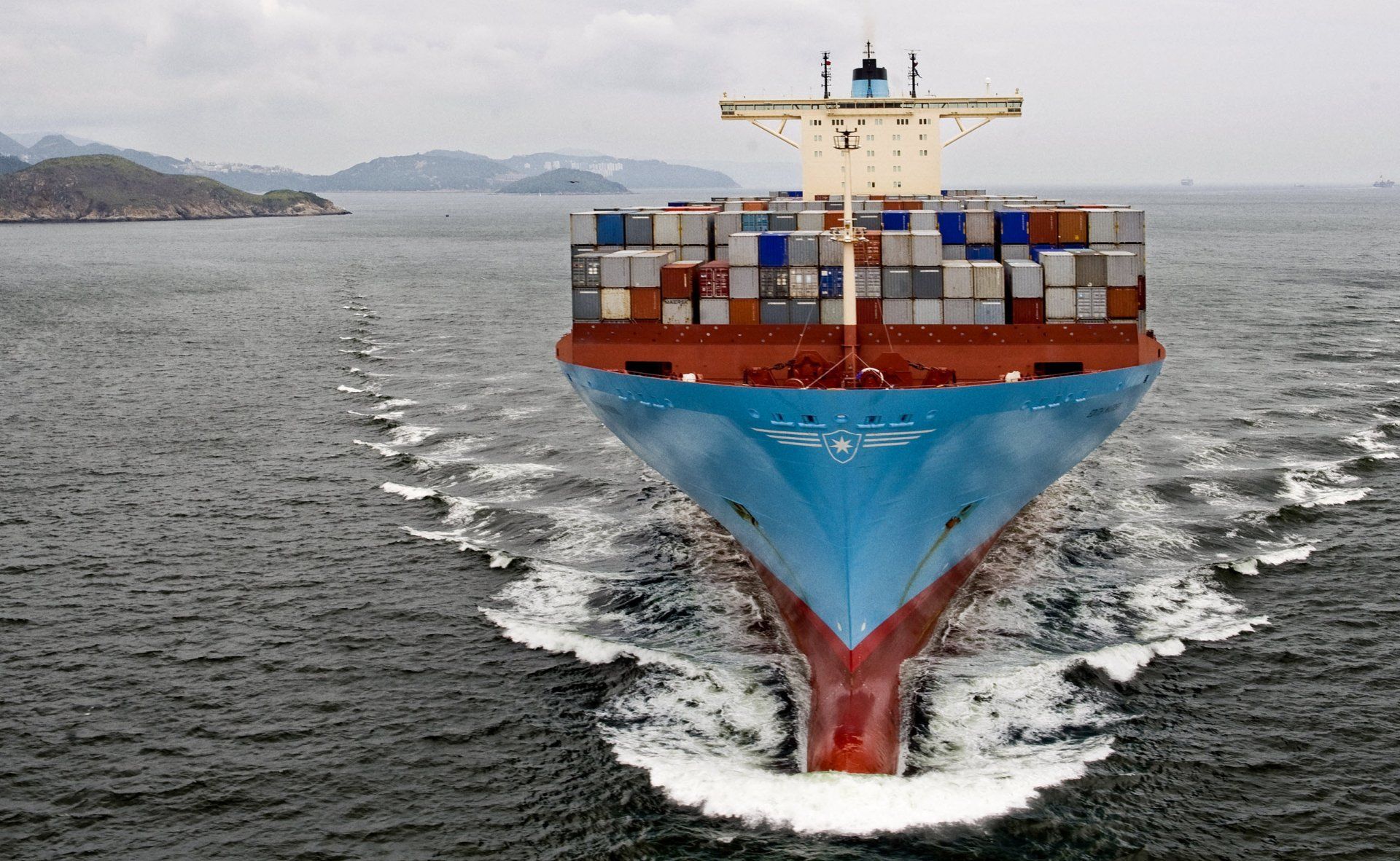 1920x1182 Majestic Container Ship: HD Wallpaper of Powerful Ocean Freight Vesselx1584