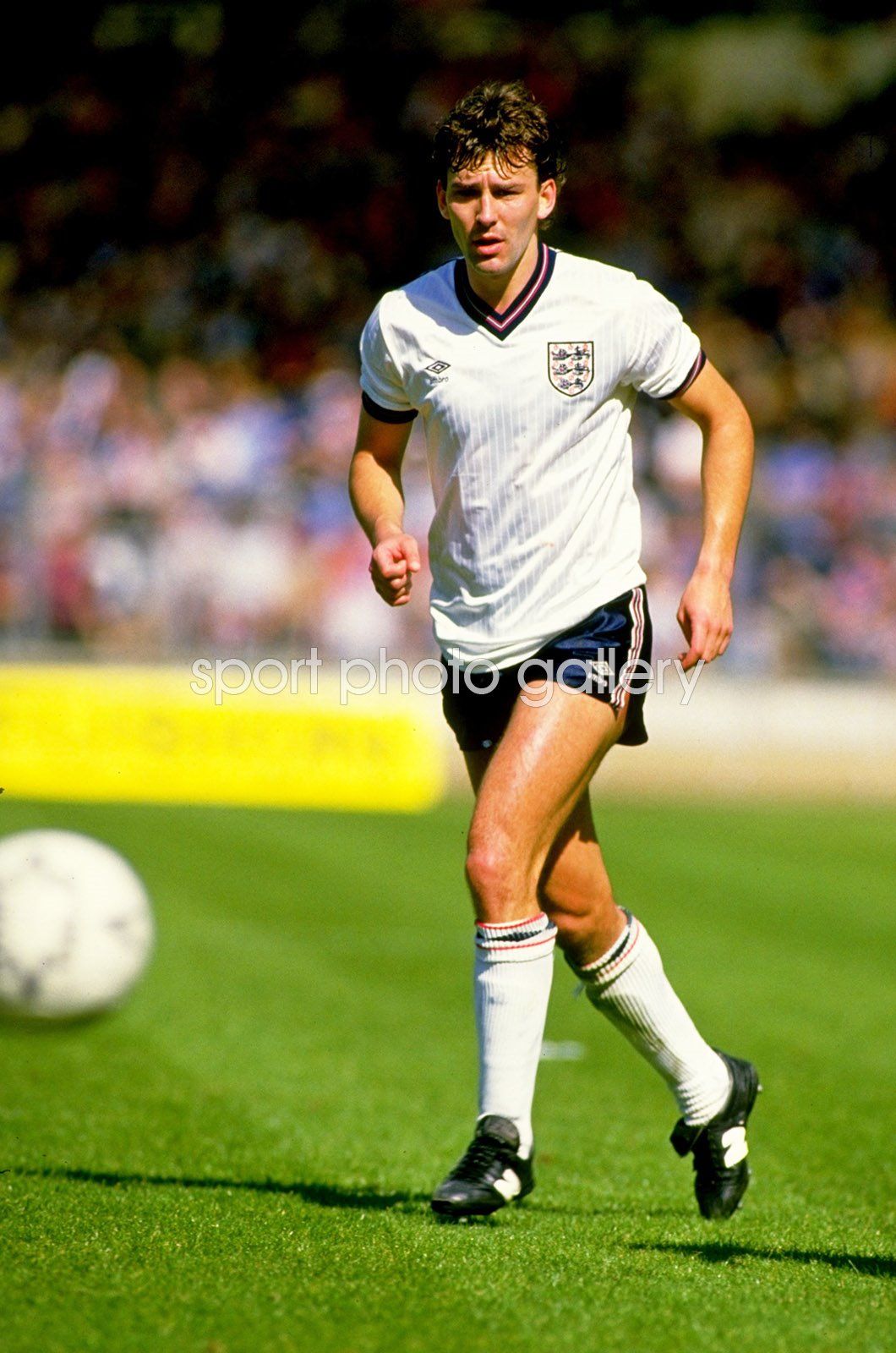 1060x1600 Bryan Robson England v USSR Wembley 1994 Image