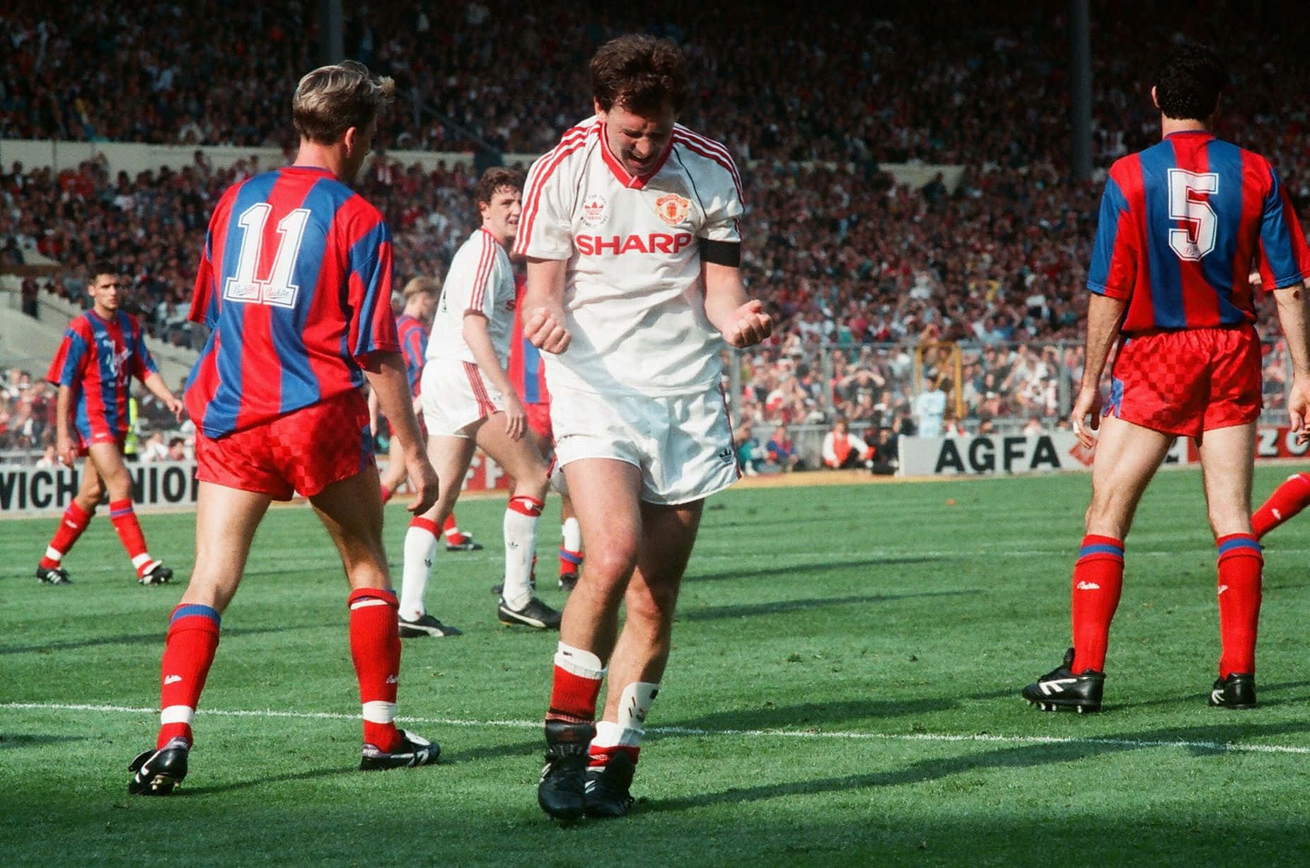 1852x1227 Download Football Athlete Bryan Robson Wallpaper