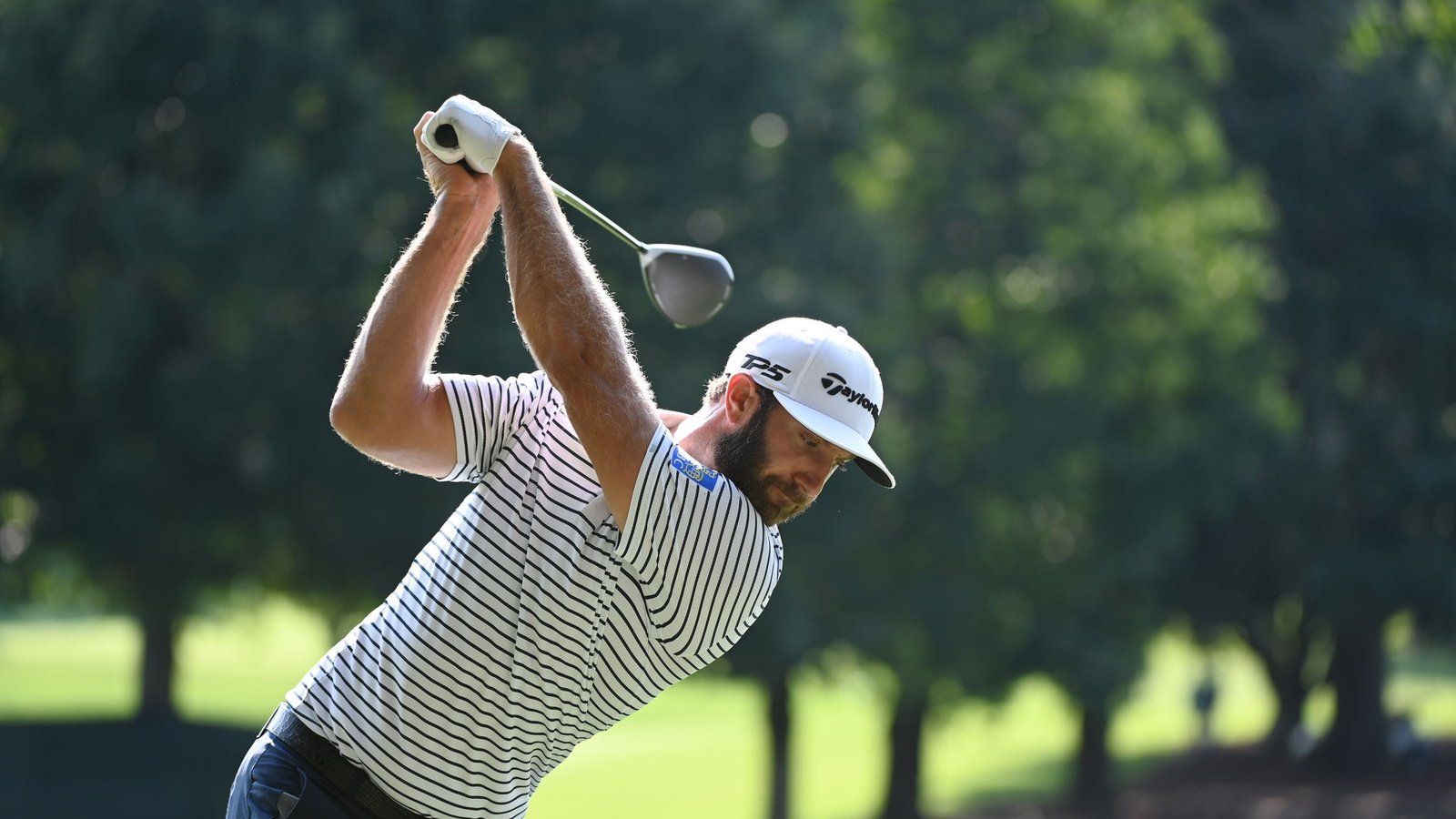 1600x900 Dustin Johnson HITS VOLUNTEER in the back as he climbs Saudi leaderboard