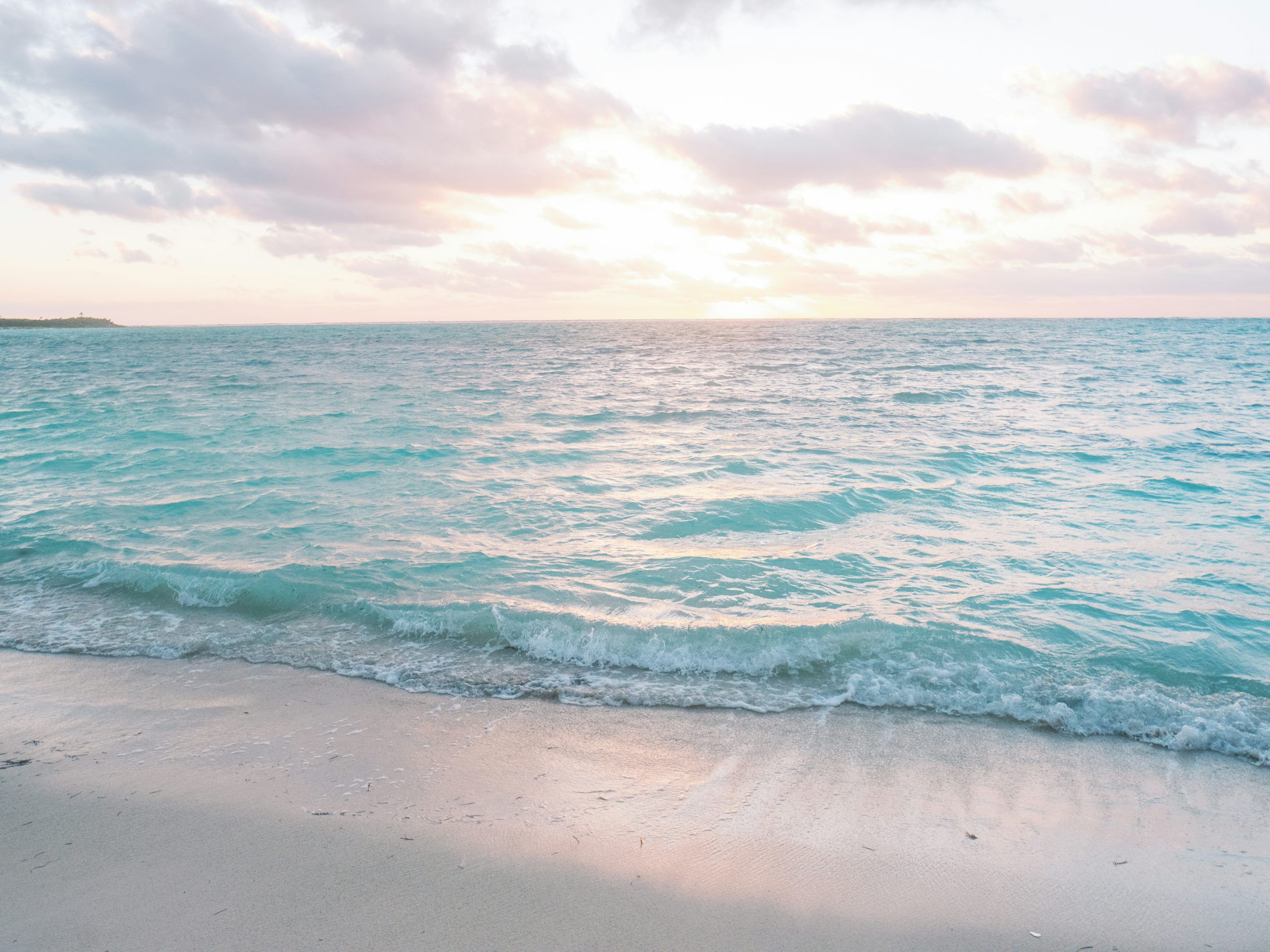3000x2250 Beautiful beach scene with calm, turquoise water. photo