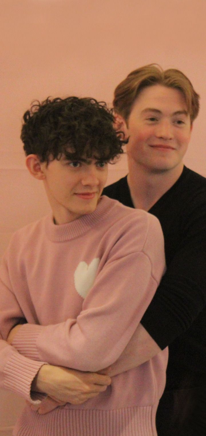 720x1520 Joe Locke And Kit Connor Wallpaper