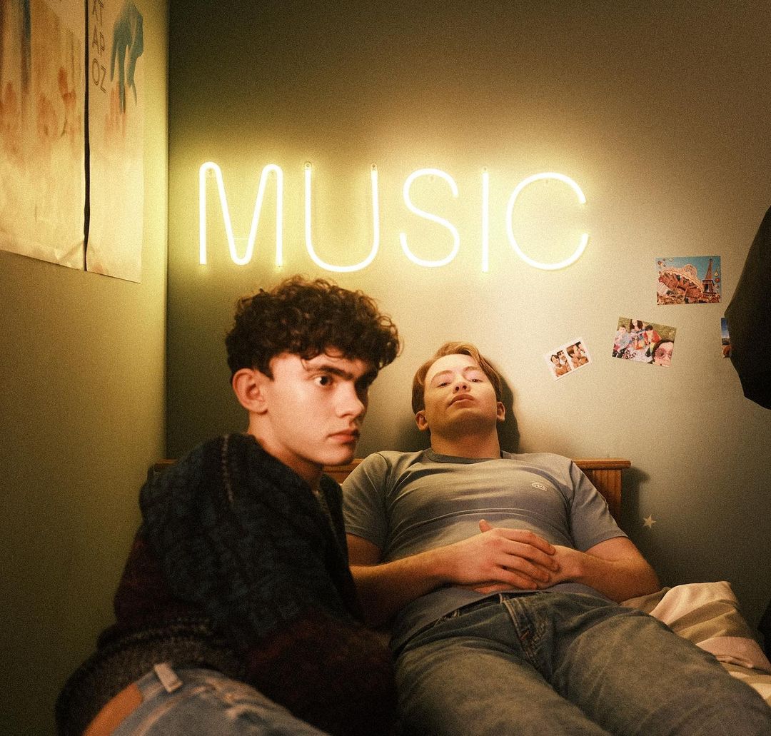 1080x1031 joe and kit in between takes during heartstopper s2