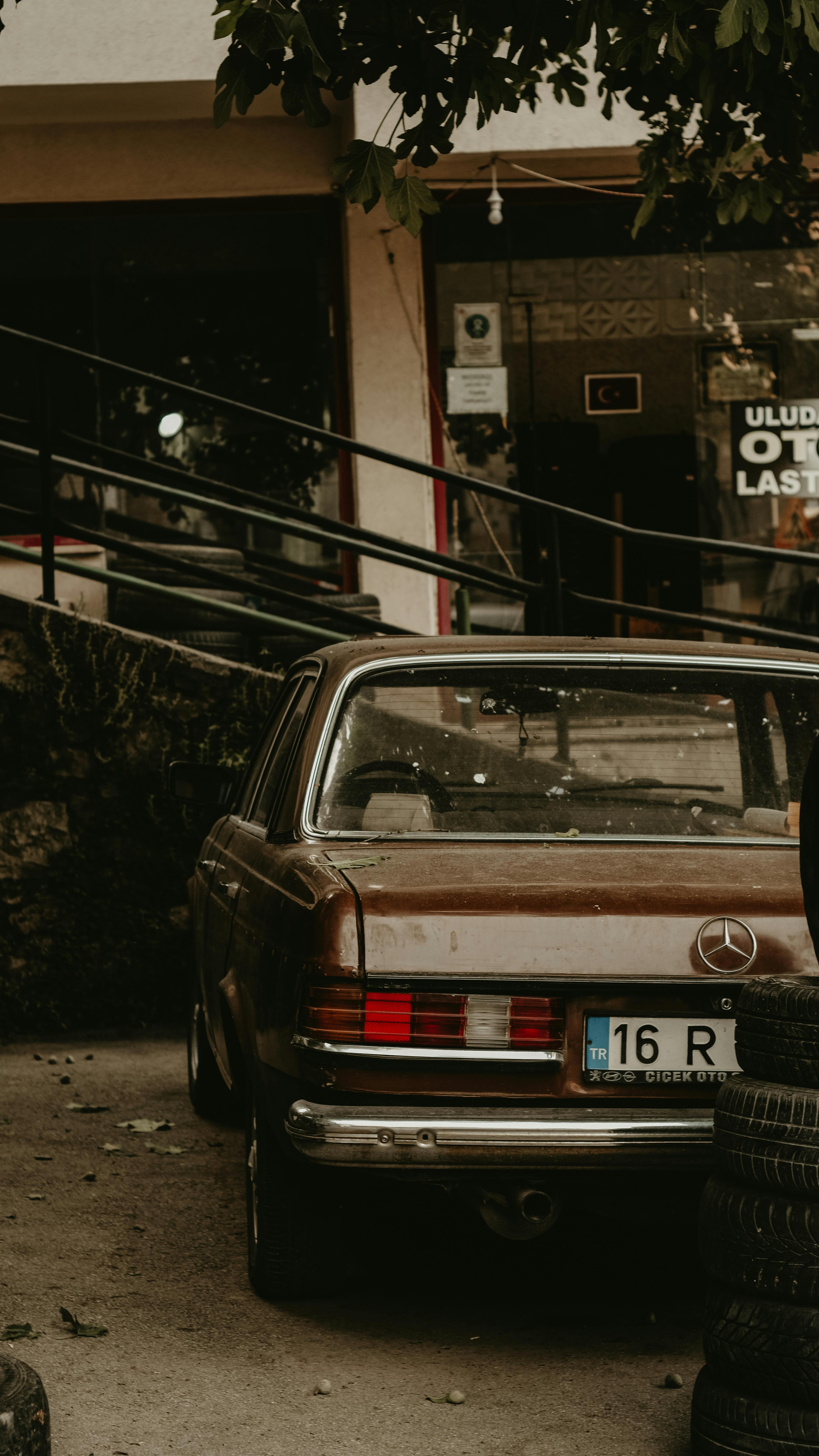 3512x6240 Retro Mercedes Benz In Town · Free