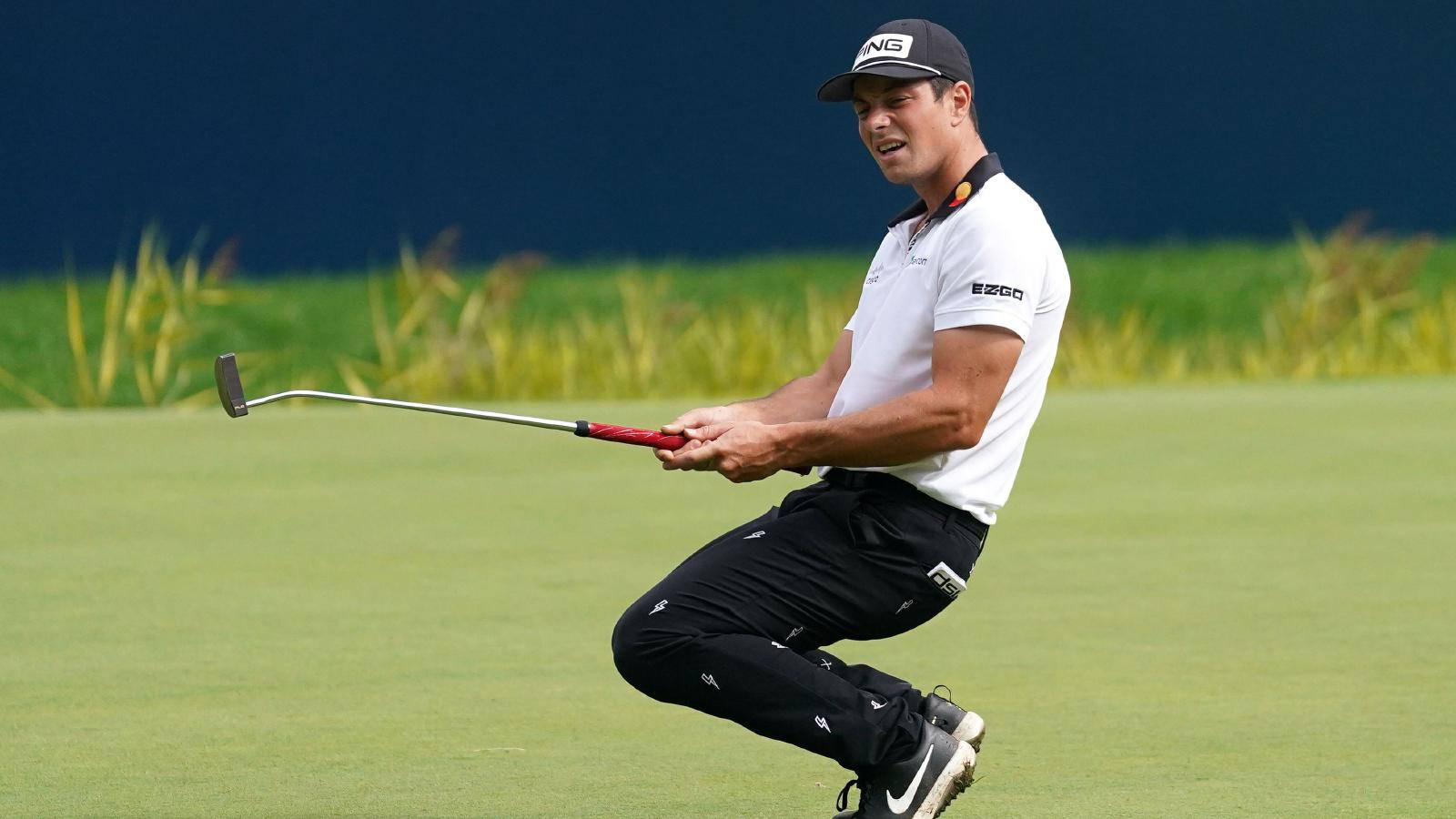 1600x900 Download Viktor Hovland In Bending Position Wallpaper