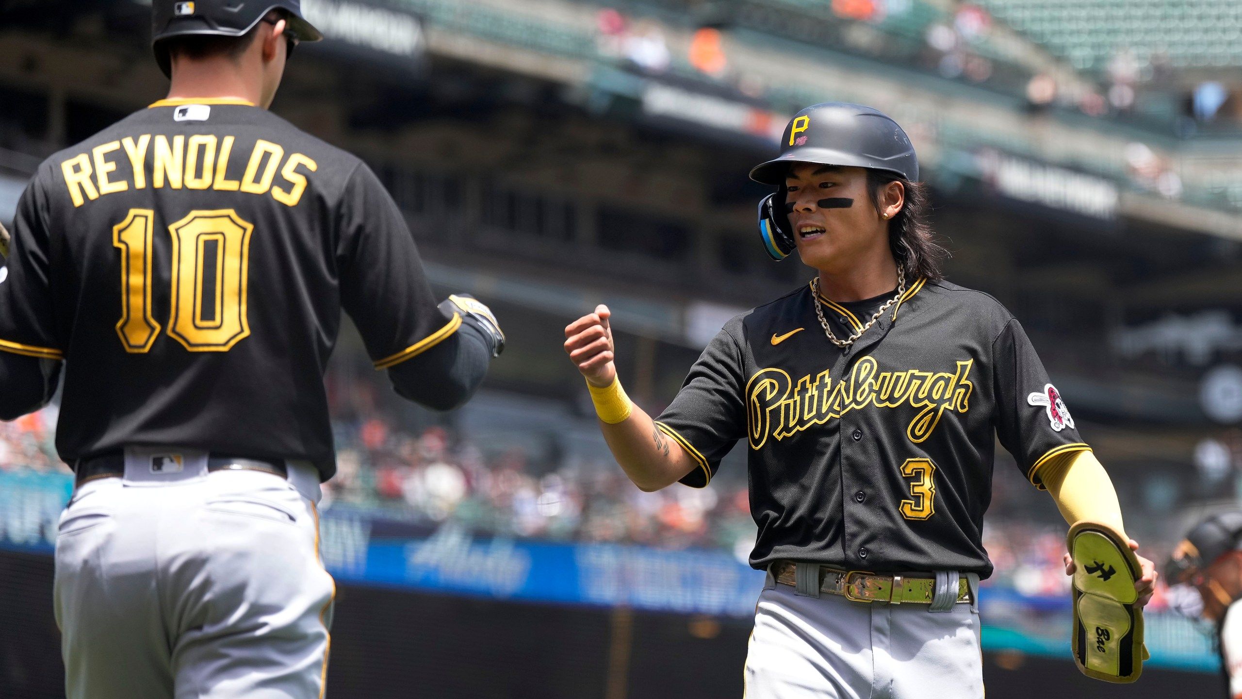 2560x1440 Reynolds' 3 RBIs, great catch lead Pirates over Giants 9- back over .500. WTAJ