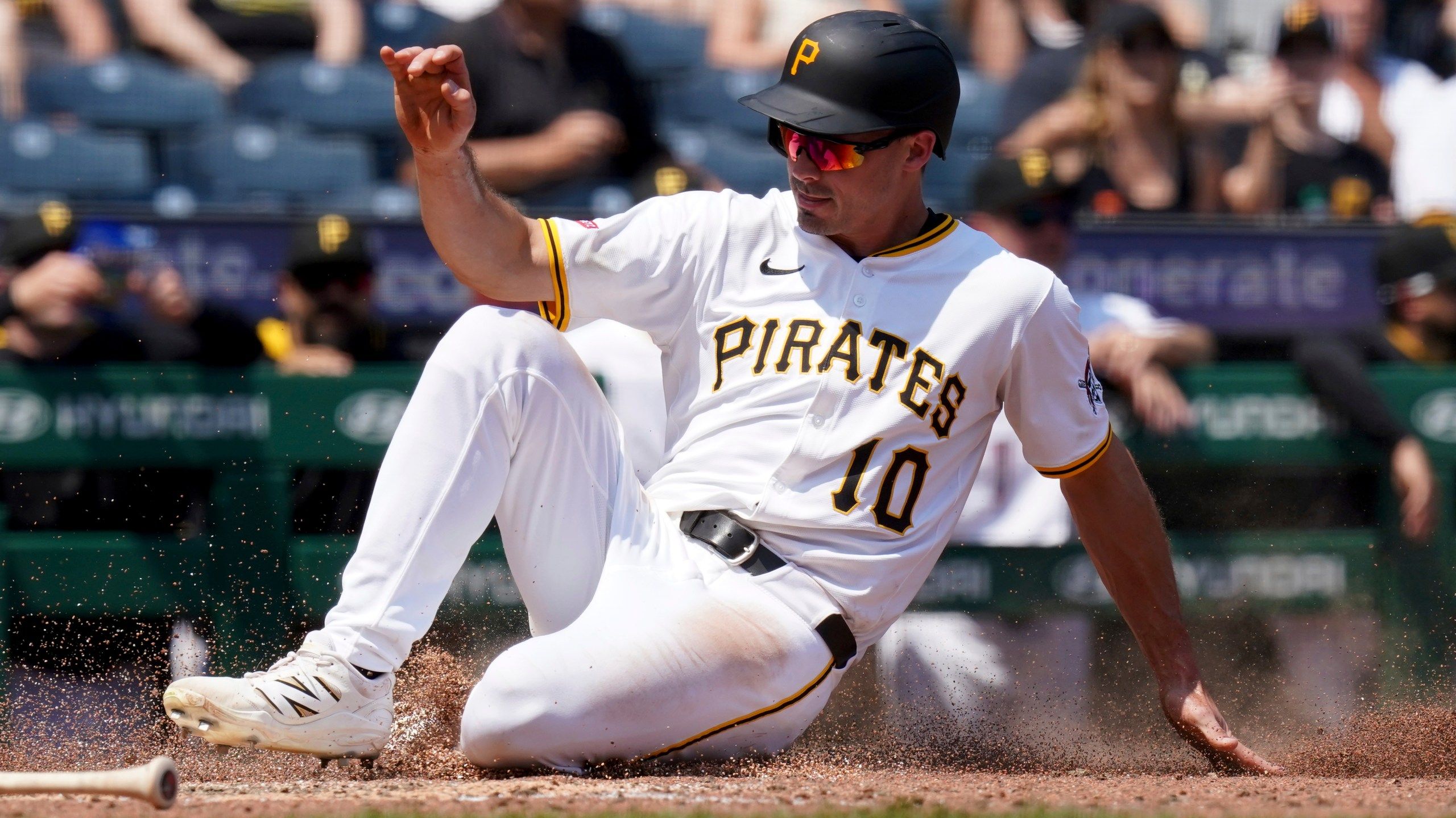 2560x1440 Pittsburgh Pirates' Bryan Reynolds leaves game when wife goes into labor