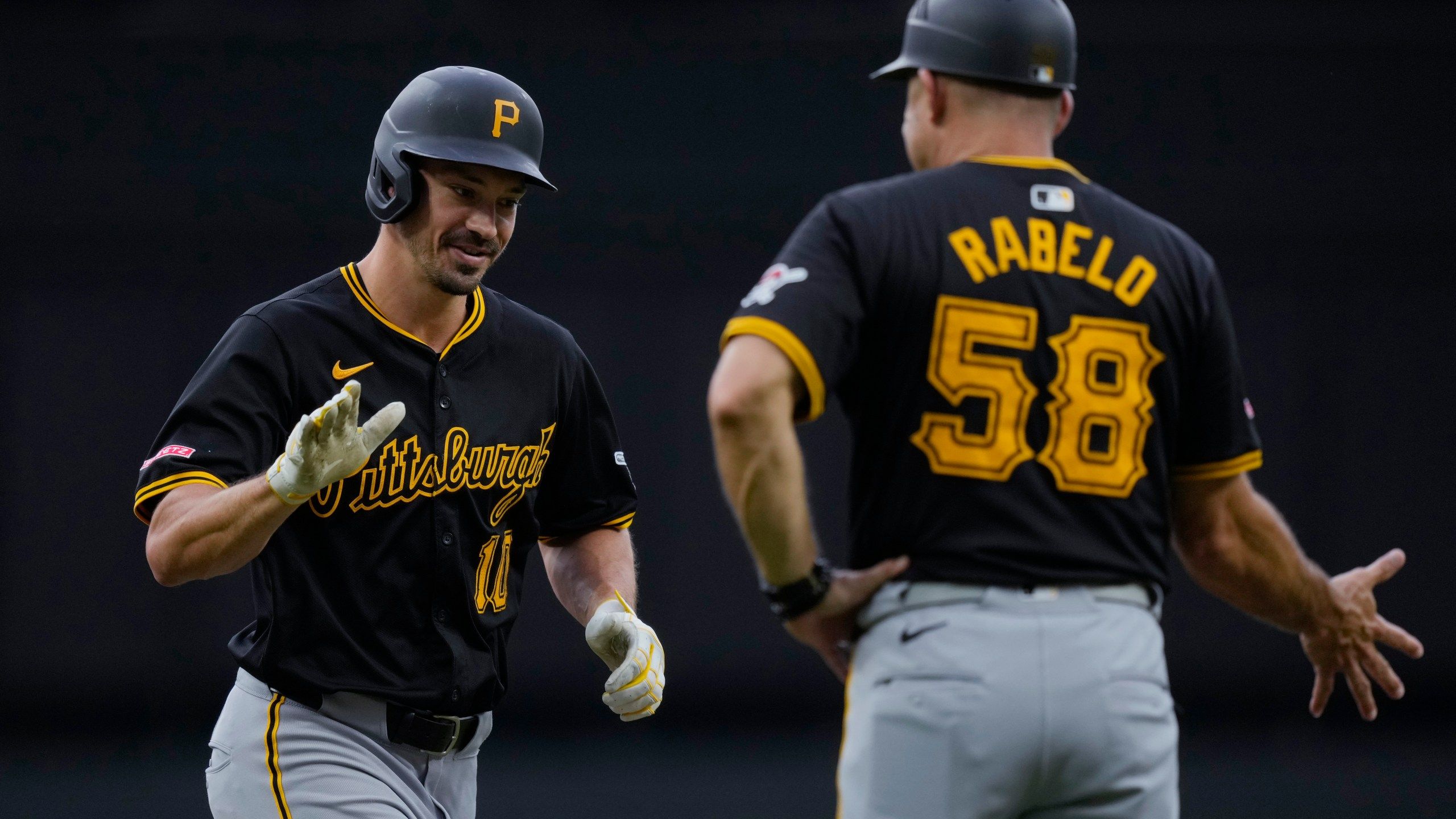 2560x1440 Bryan Reynolds Extends Hit Streak To Pittsburgh Pirates Top Cincinnati Reds 9 5