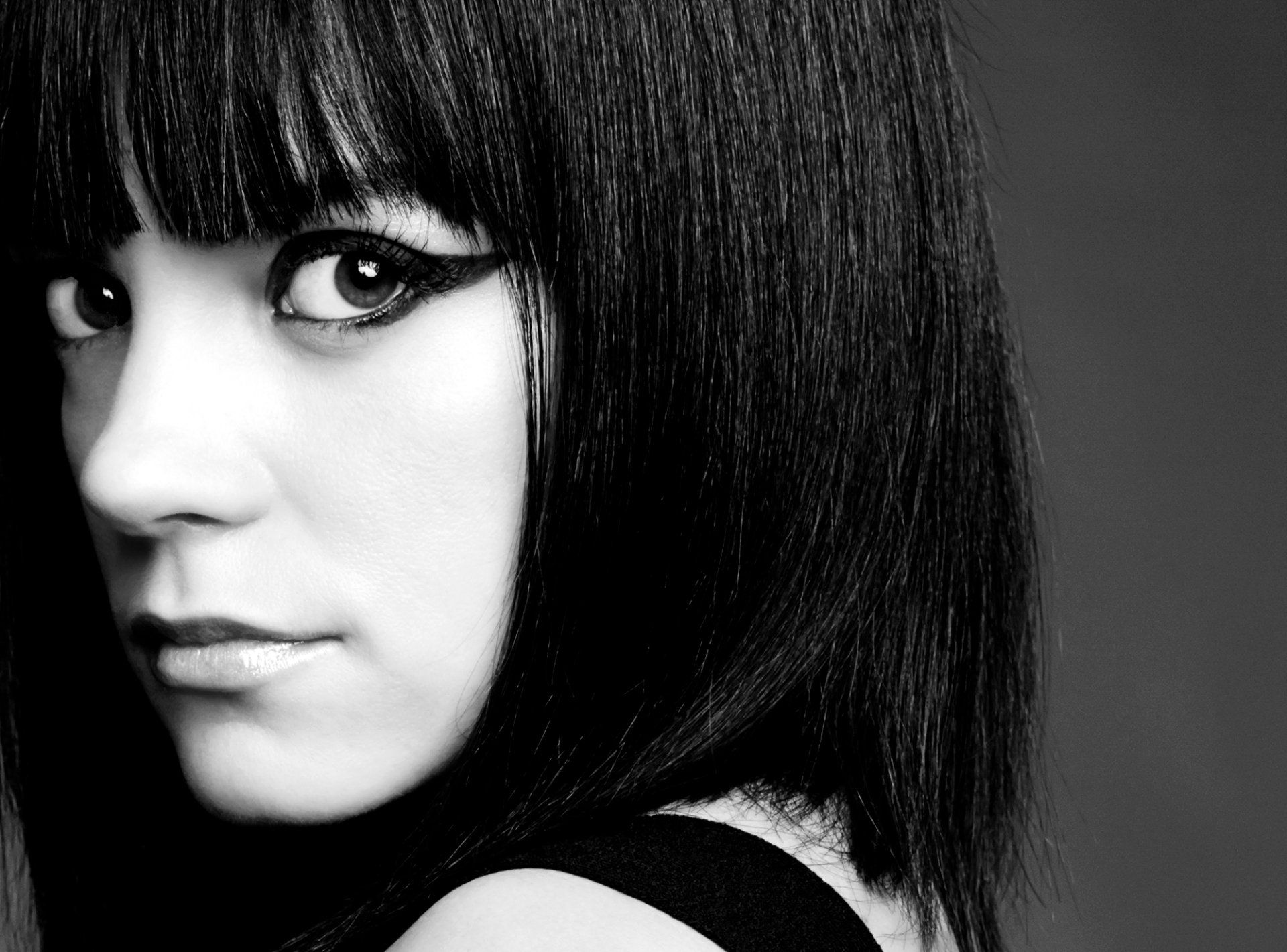 1920x1421 Lily Allen in Classic Black & White: Iconic Music Portrait HD Wallpaperx1476
