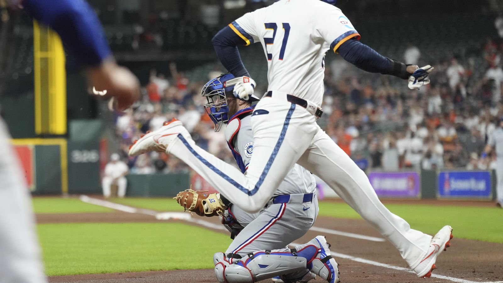 1600x900 Astros' Yordan Alvarez out indefinitely with ankle sprain