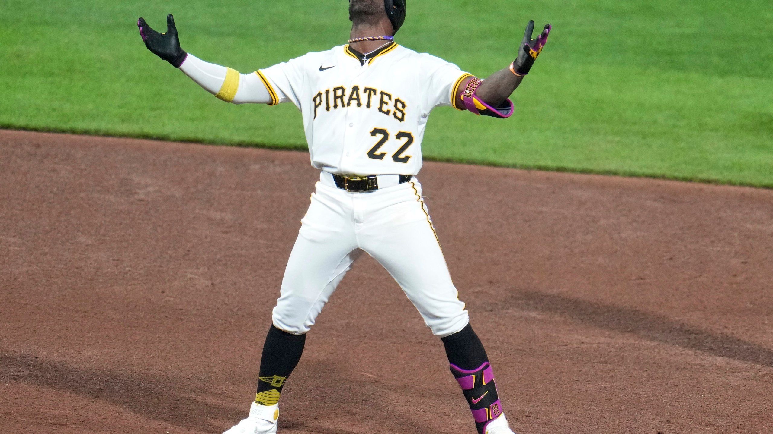 2560x1440 Andrew McCutchen's Two Run Double Lifts Pittsburgh Pirates Over Chicago Cubs 4 3