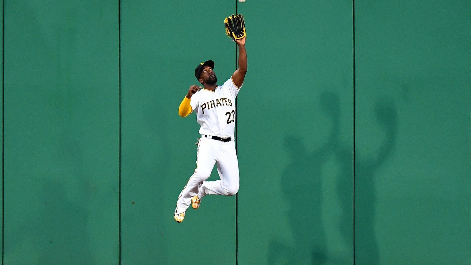 1600x900 Andrew McCutchen, Hunter Pence all aboard with position switches, but who will play CF for Giants?