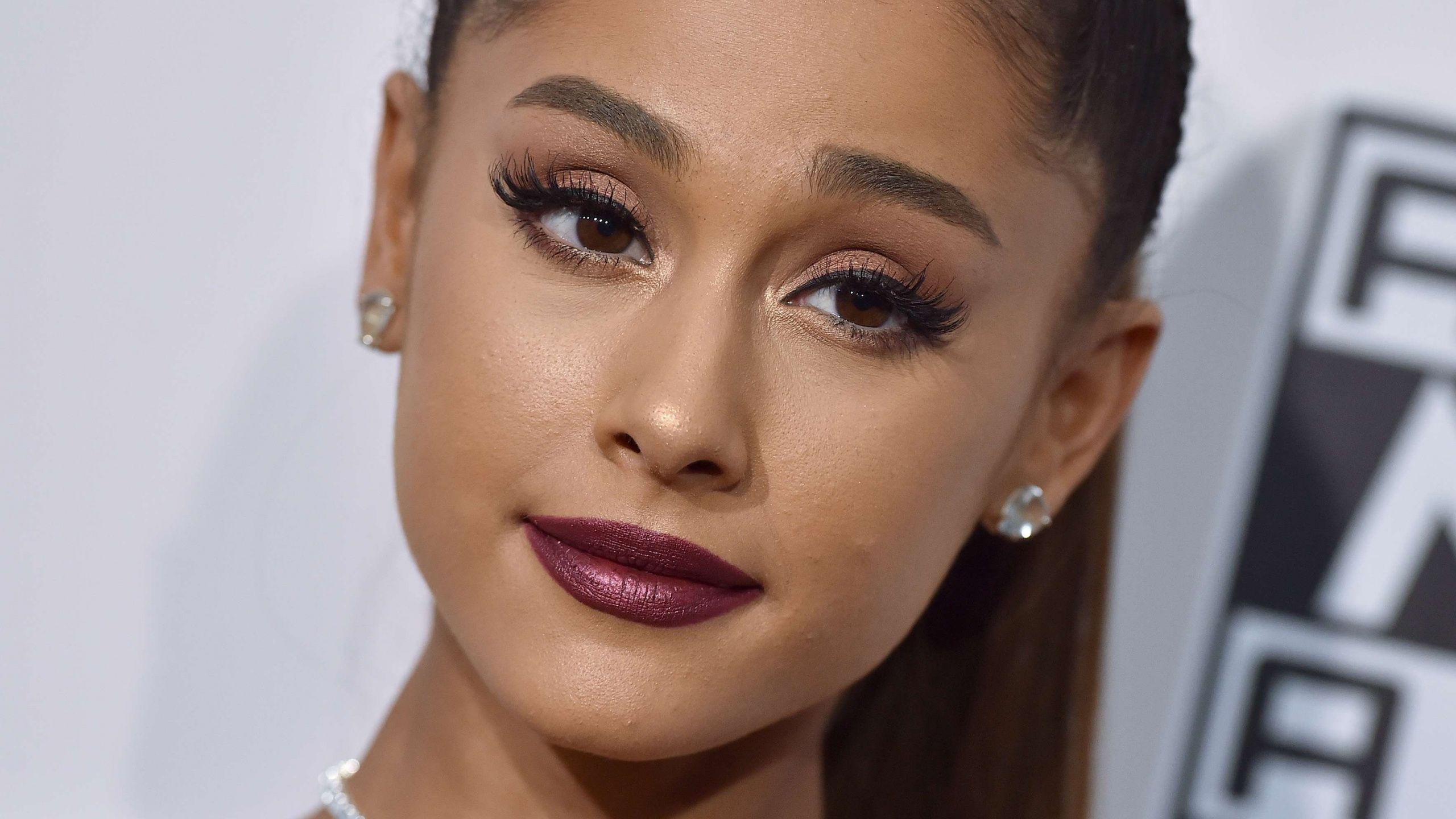 2560x1440 Download 2560x1440 wallpaper makeup, beautiful, ariana grande