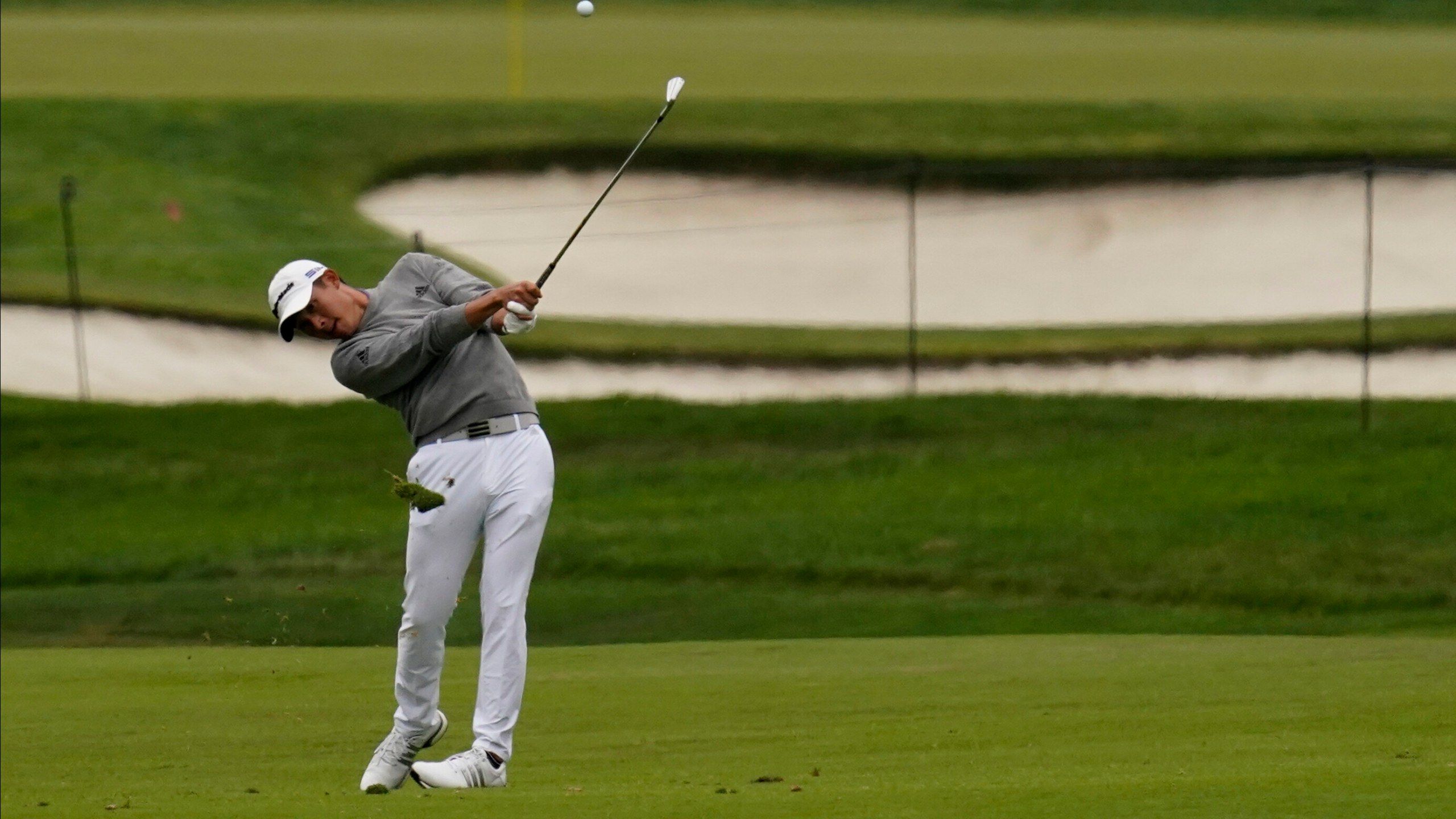 2560x1440 Morikawa delivers great shot in quiet moment to win PGA