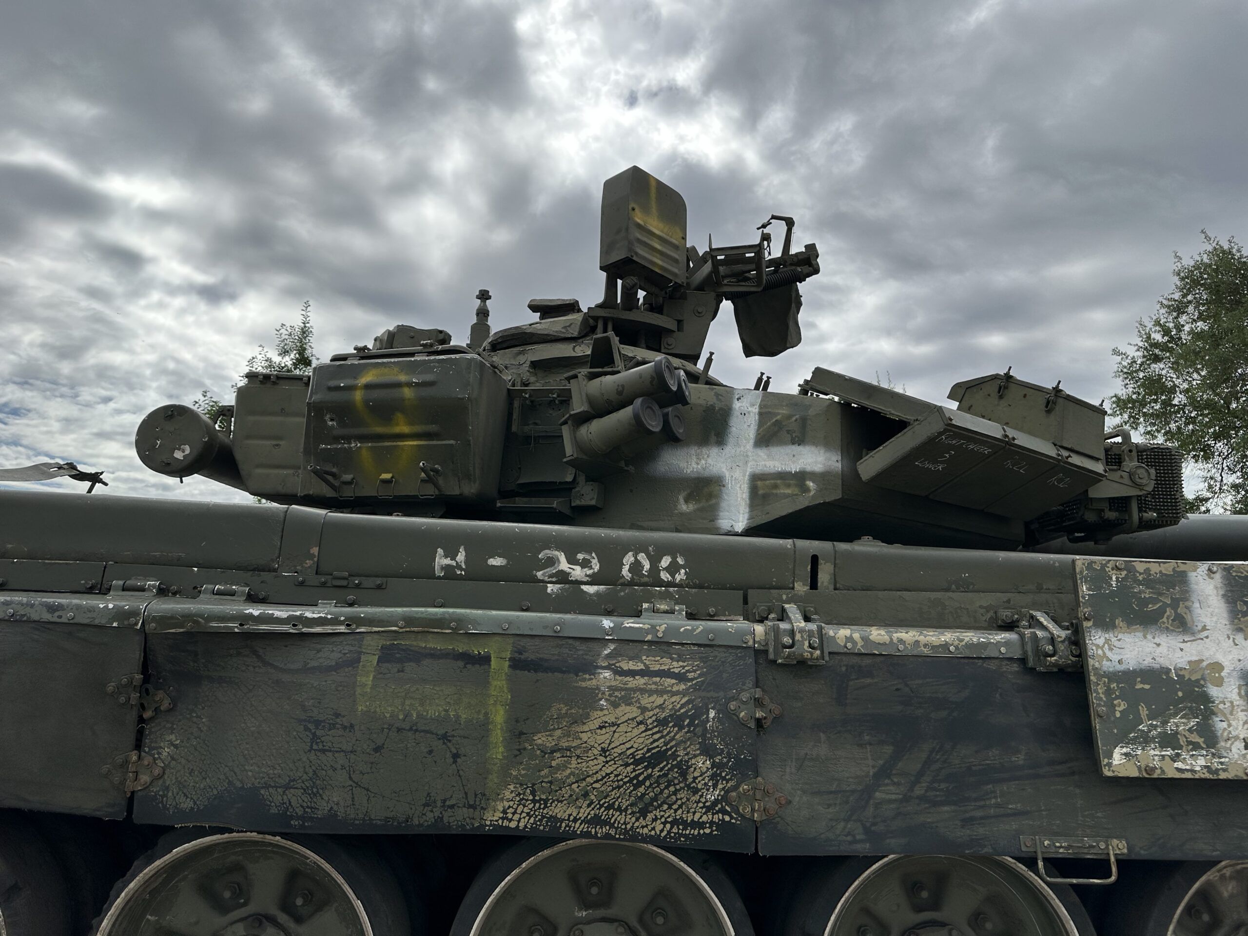 2560x1920 Russian T 90 Tank From Ukraine Mysteriously Appears At U.S. Truck Stop