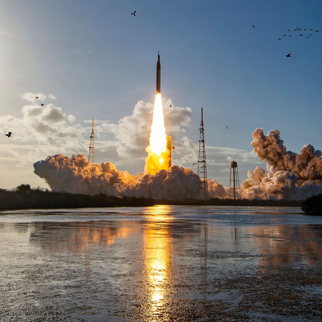 1050x1050 SLS launches Artemis II photo