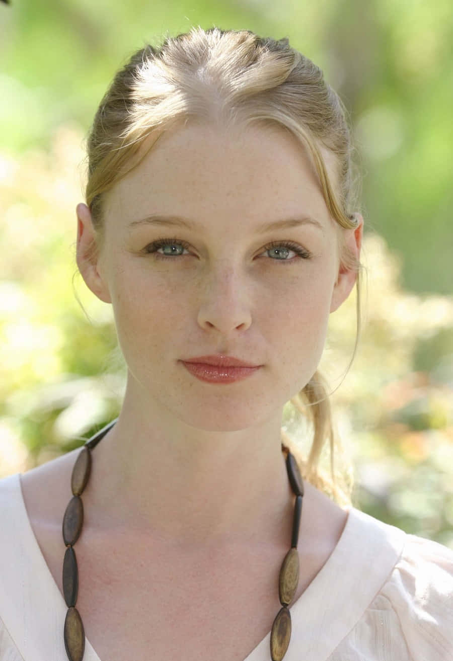 900x1314 Download Rachel Nichols striking a pose in a photohoot Wallpaper
