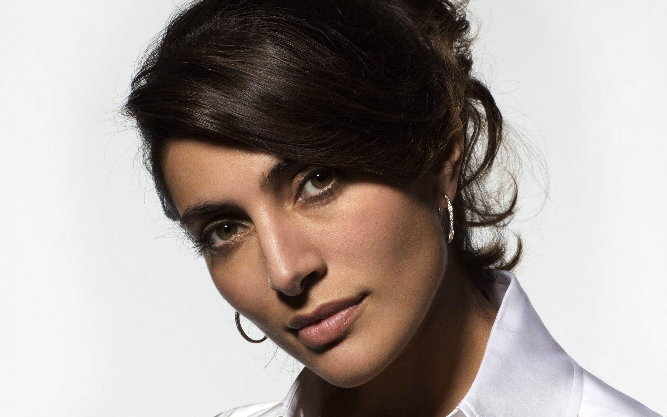 2560x1600 Caterina Murino: Stunning Italian Actress HD Celebrity Wallpaperx1600