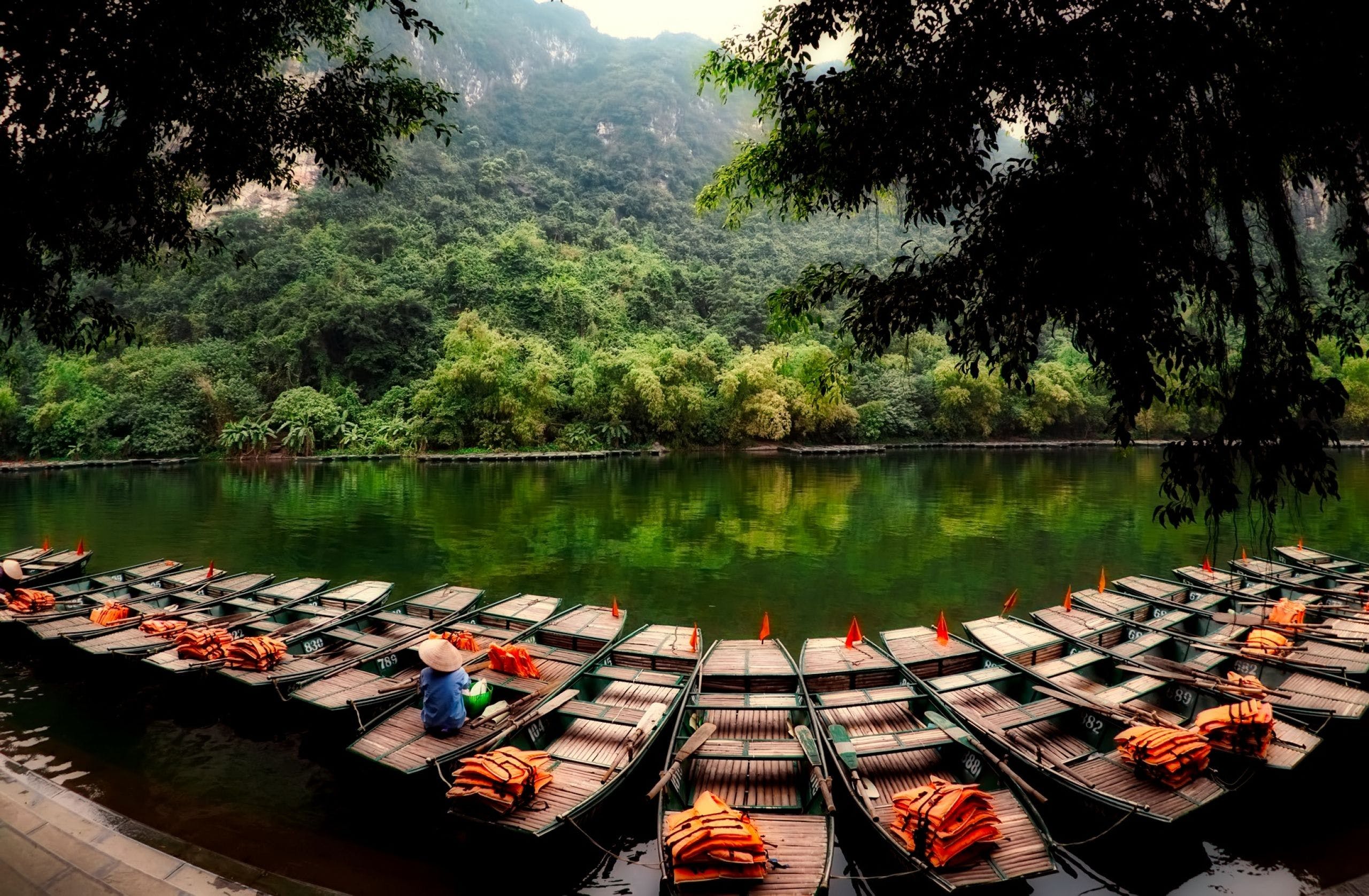 2560x1675 HD Boat Vietnam Wallpaper