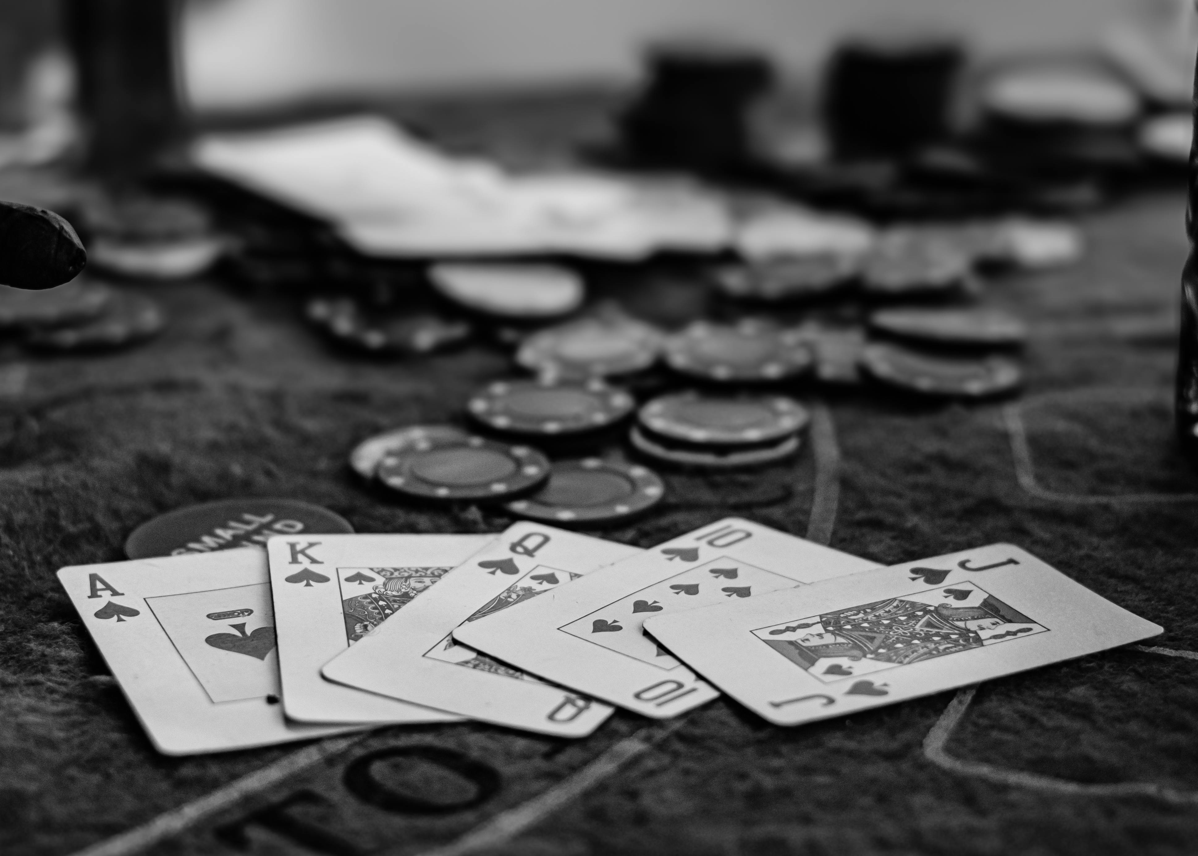 3878x2770 Black and white photo of poker cards and chips · Free